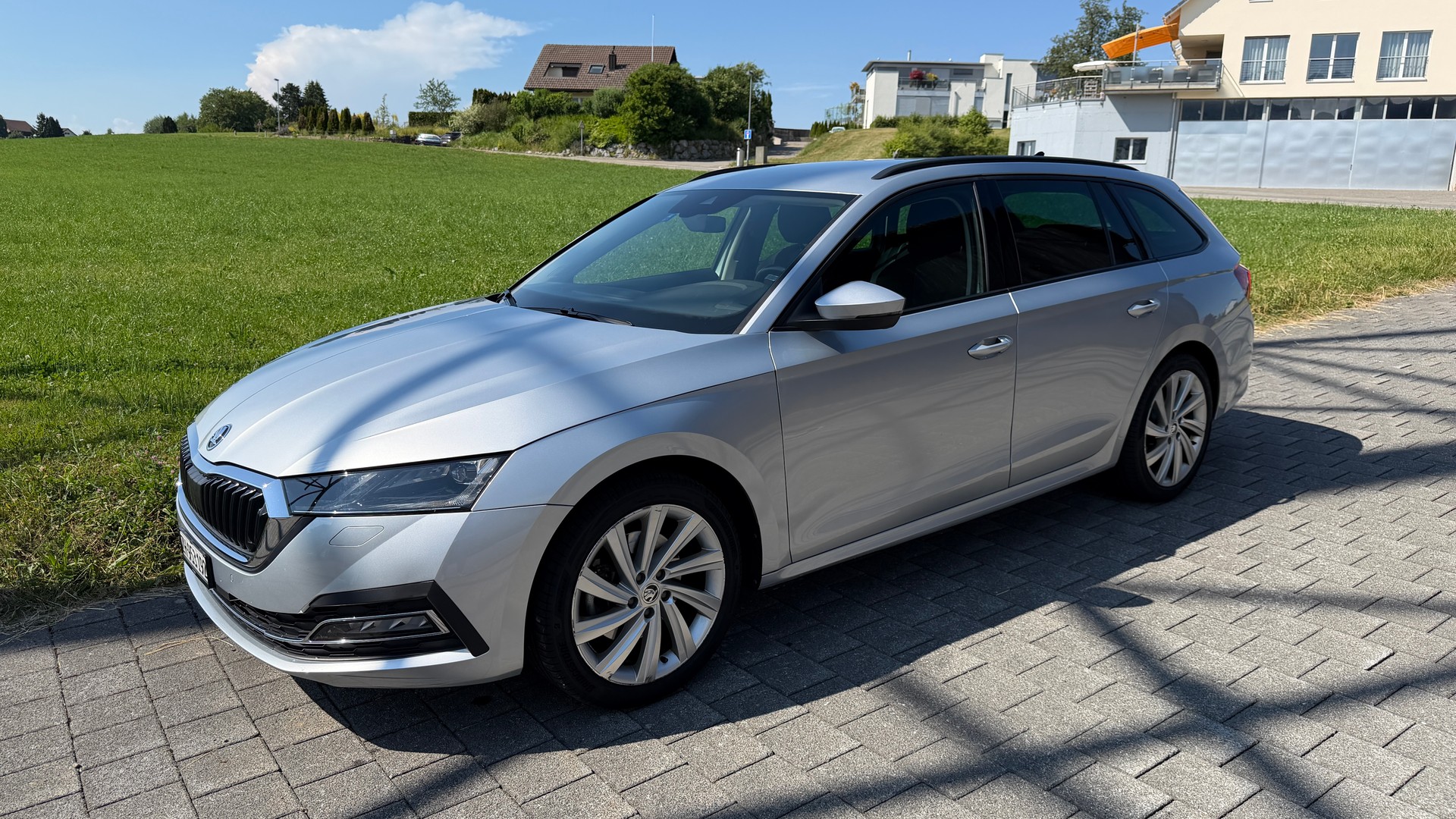 SKODA 2.0 TDI RS 4x4 DSG Style-image-1