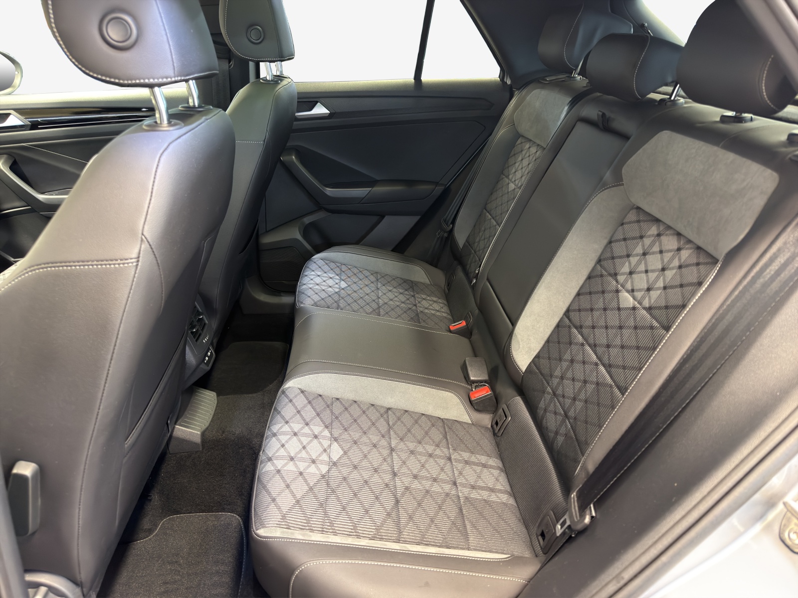 VW T-Roc 2.0 TSI R-Line DSG 4Motion-image-11