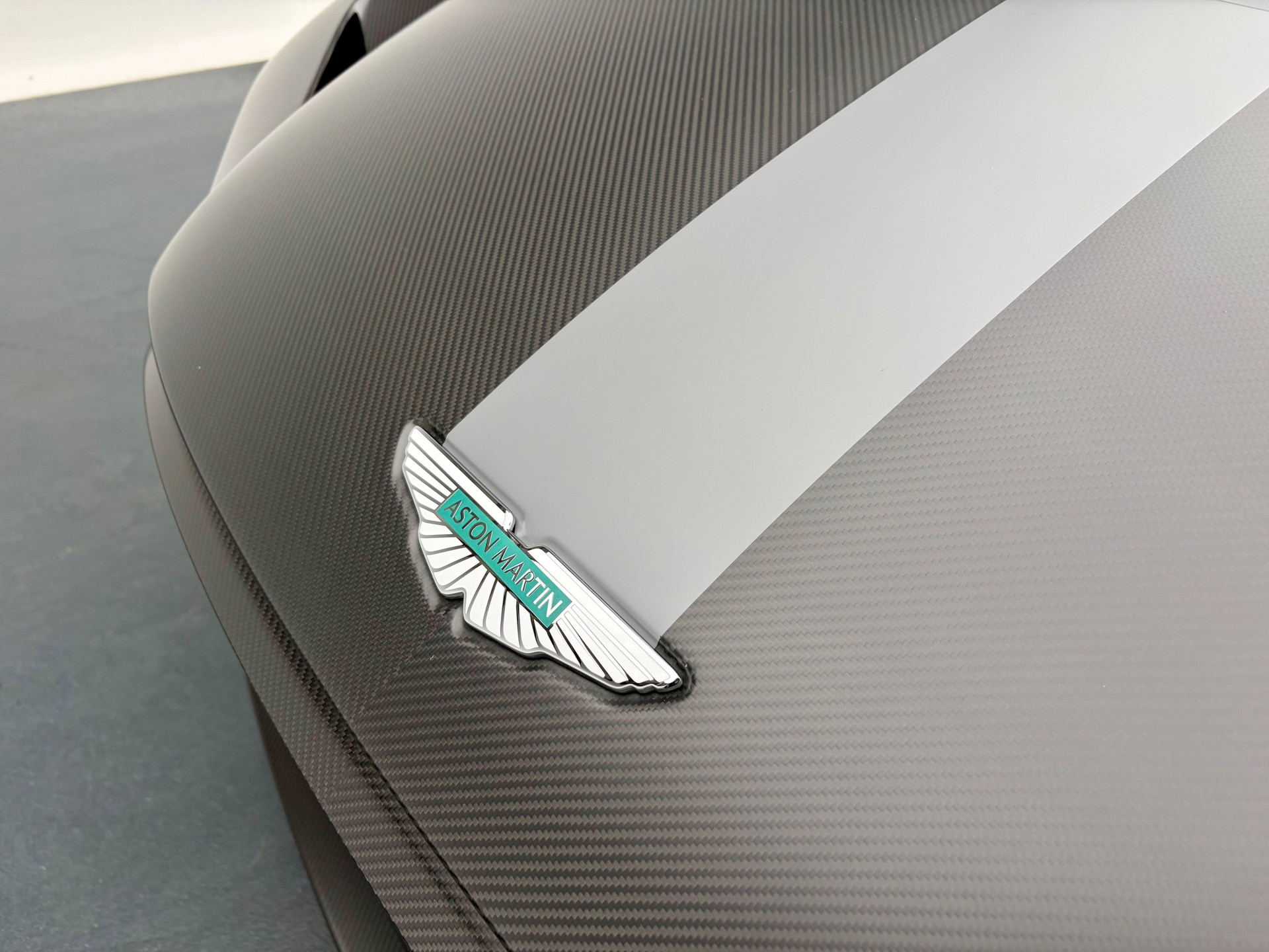 ASTON MARTIN Valour-image-2