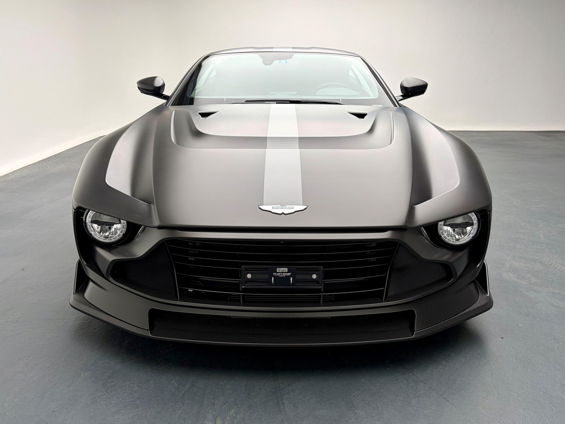ASTON MARTIN Valour-image-3