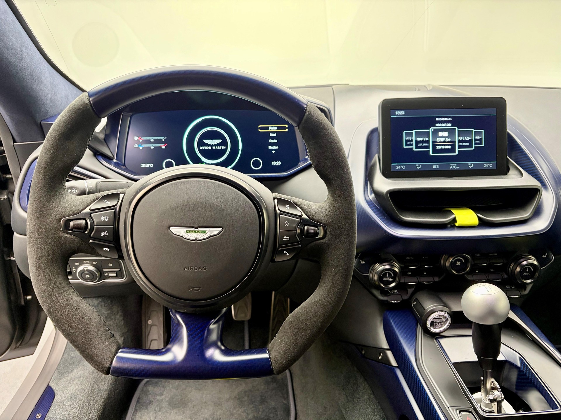 ASTON MARTIN Valour-image-10