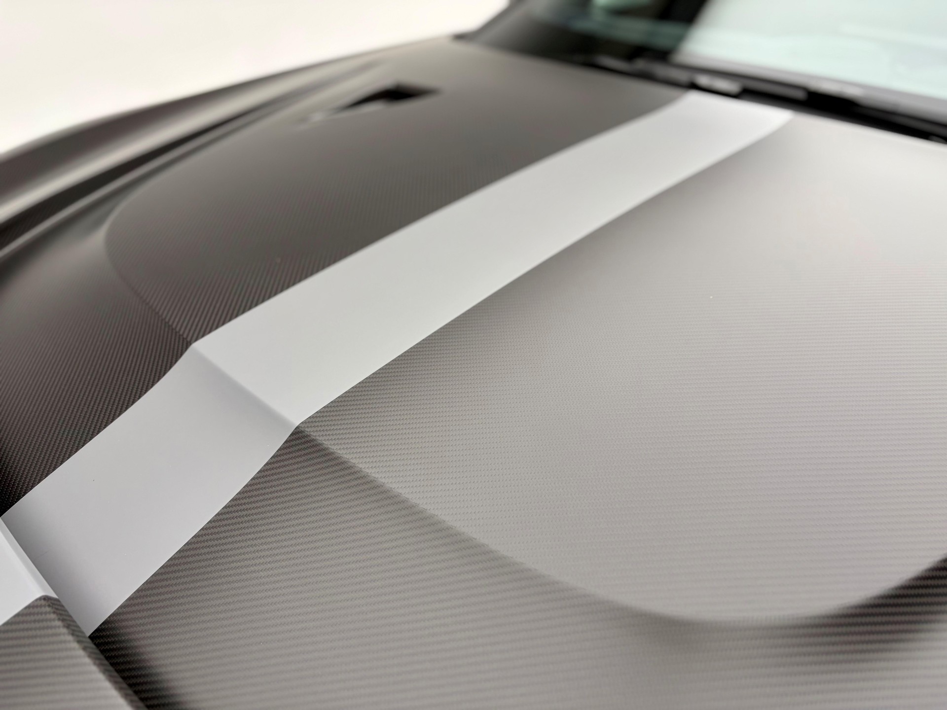 ASTON MARTIN Valour-image-28