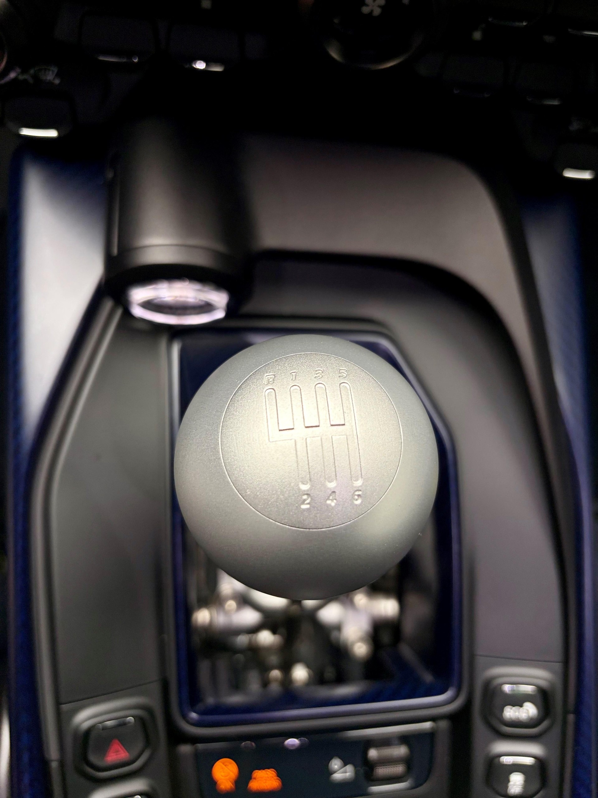ASTON MARTIN Valour-image-18