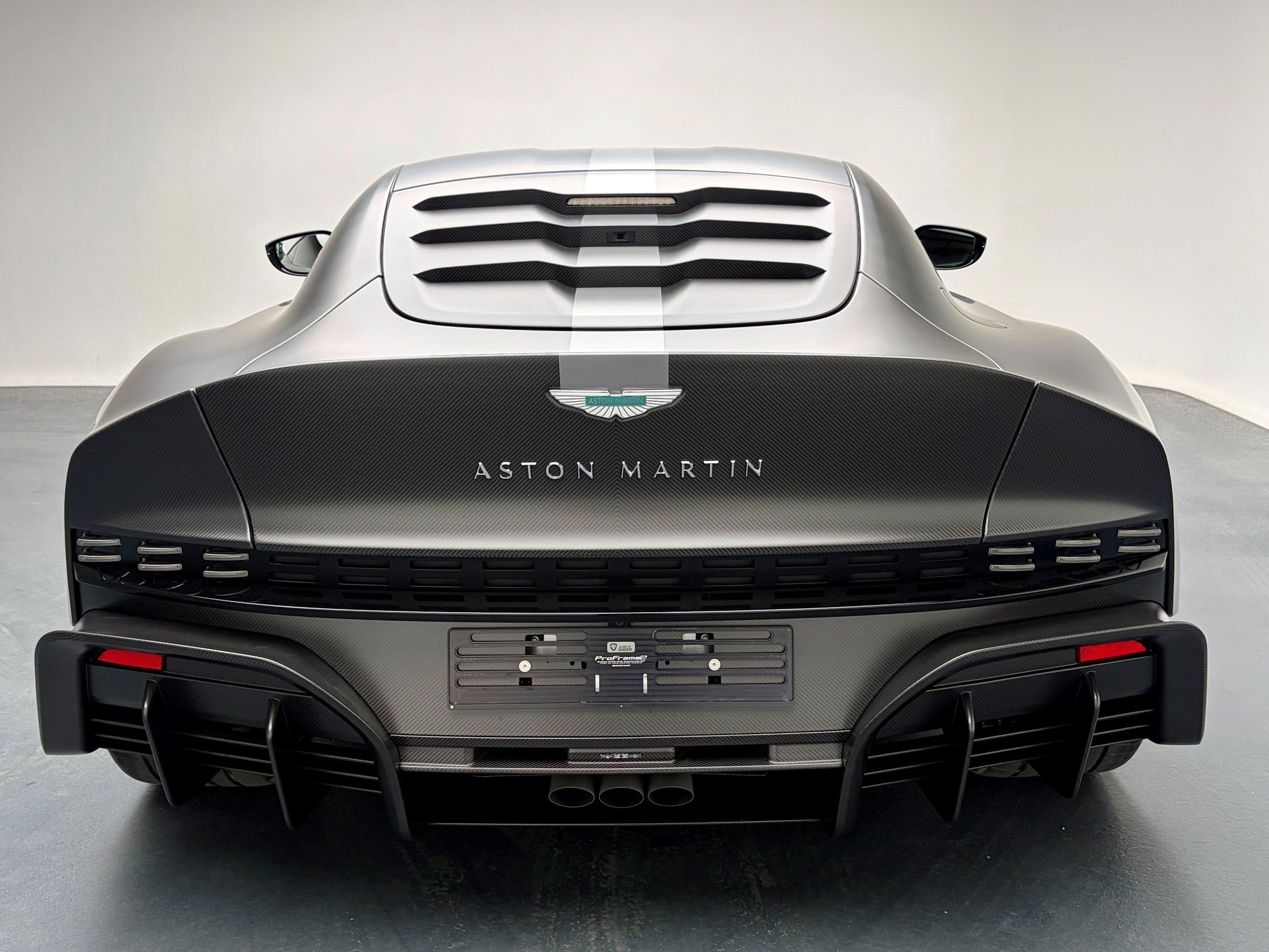 ASTON MARTIN Valour-image-4