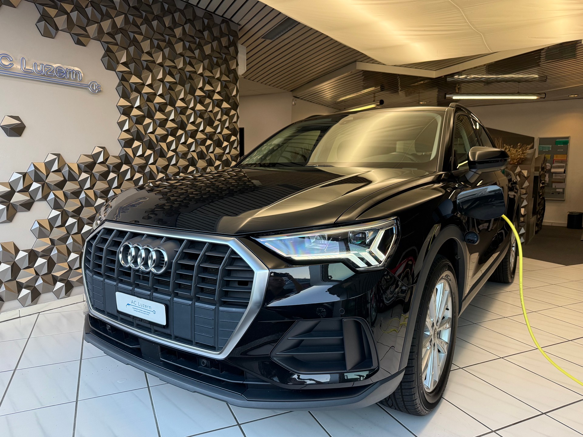 AUDI Q3 45 TFSI e Attraction S-tronic SoH 93.8 %-image-0