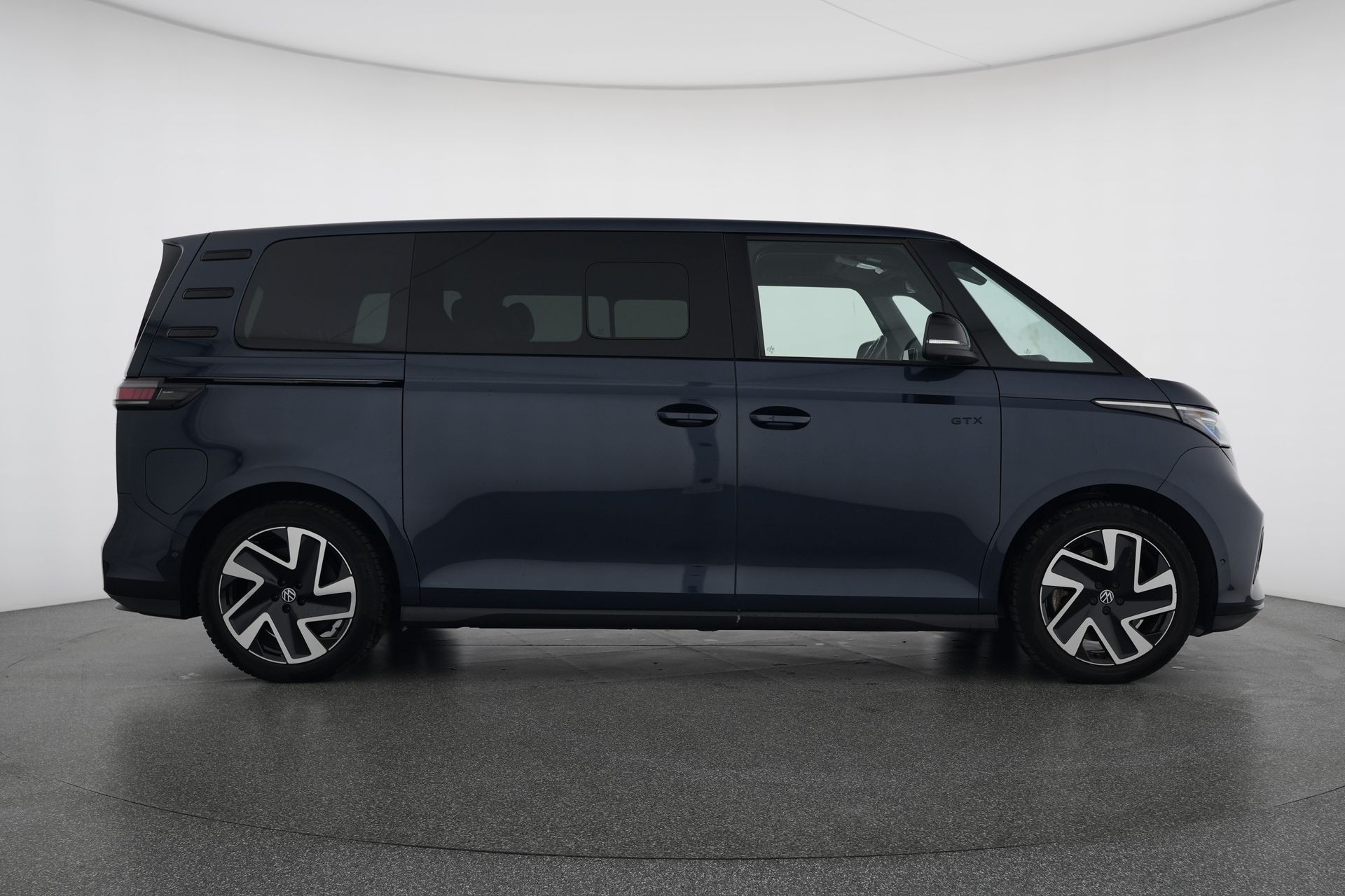 VW ID.Buzz LWB GTX 4 Motion-image-5