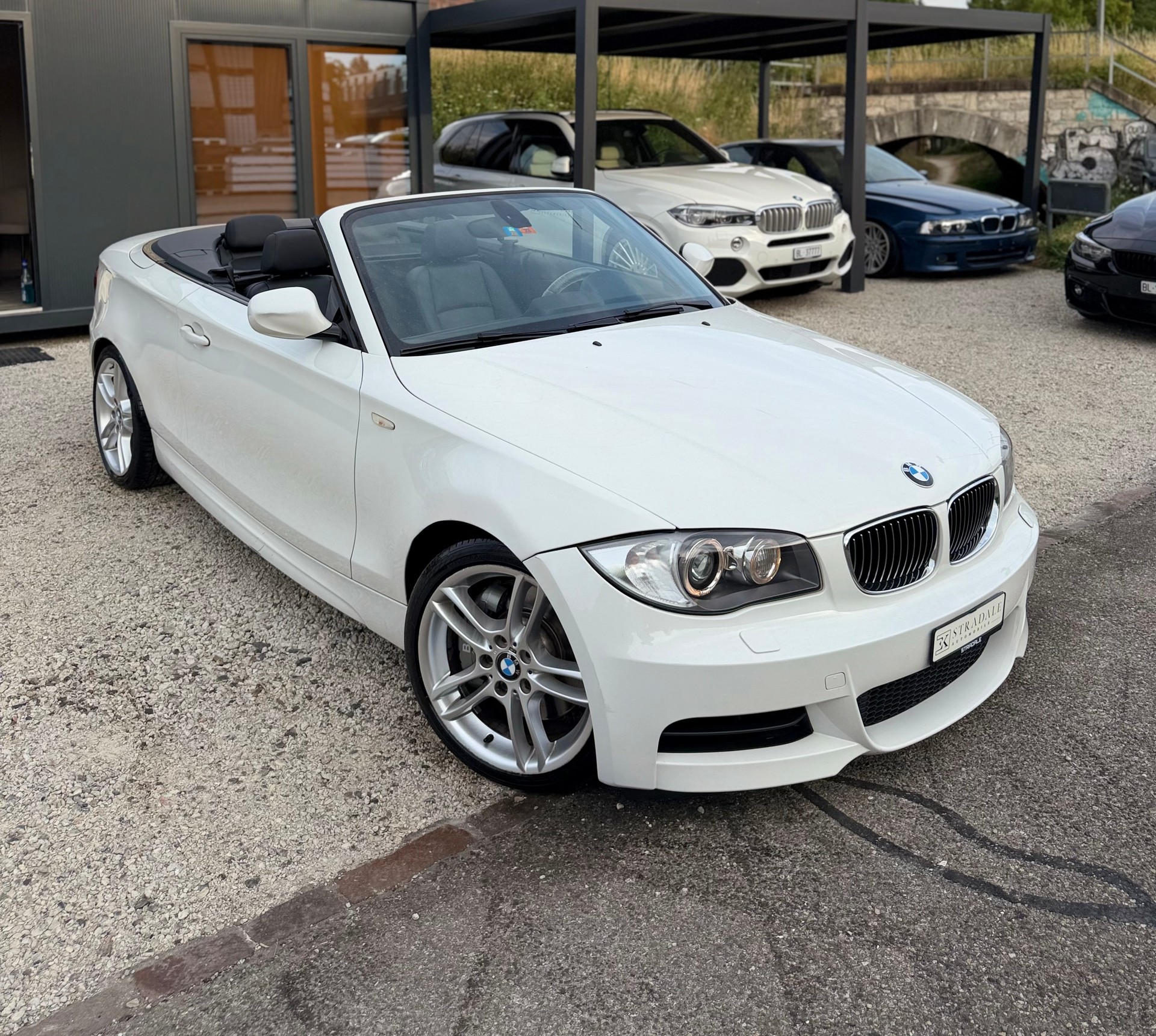 BMW 135i Cabrio DSG **M-Performance**-image-0