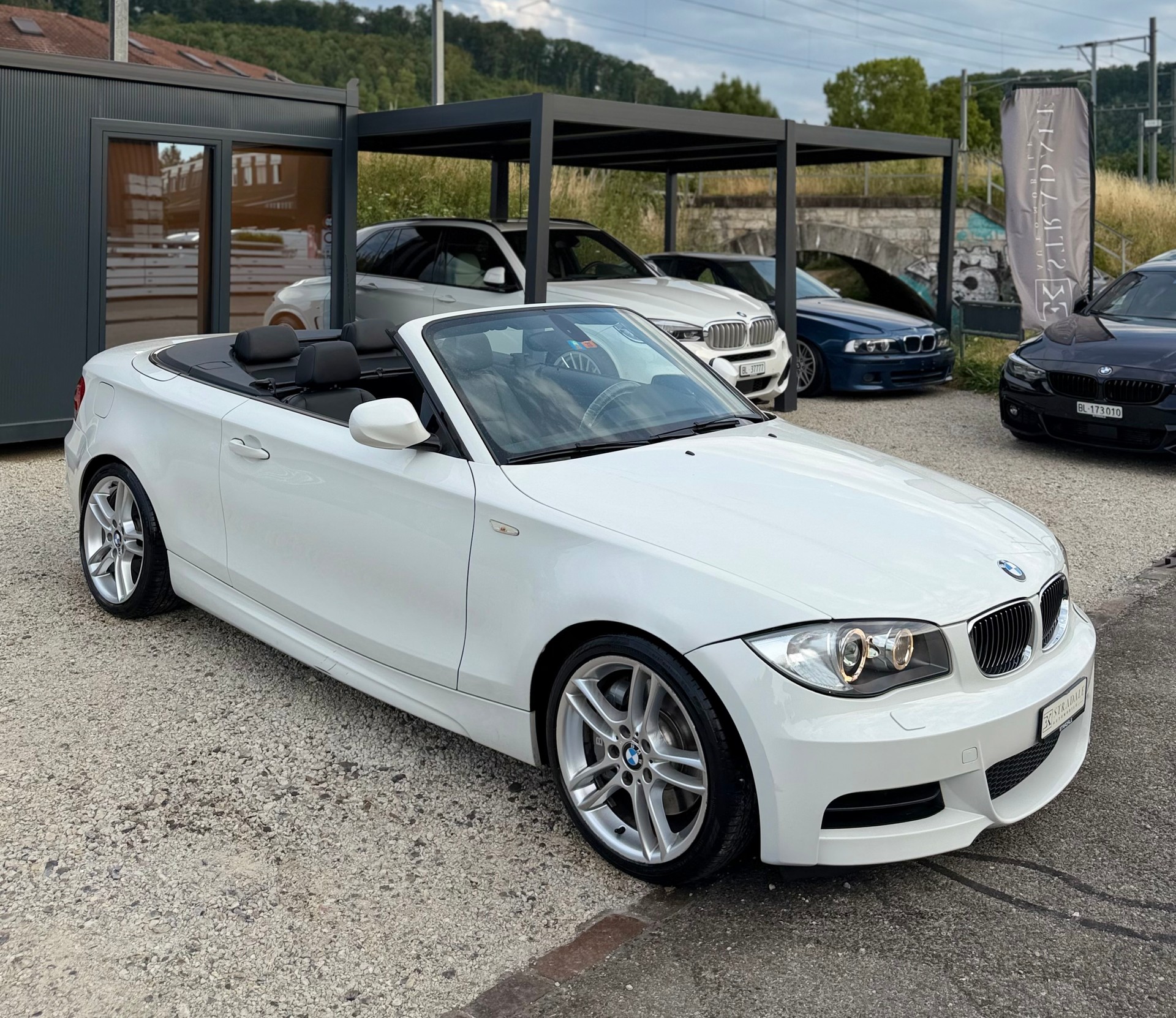 BMW 135i Cabrio DSG **M-Performance**-image-2