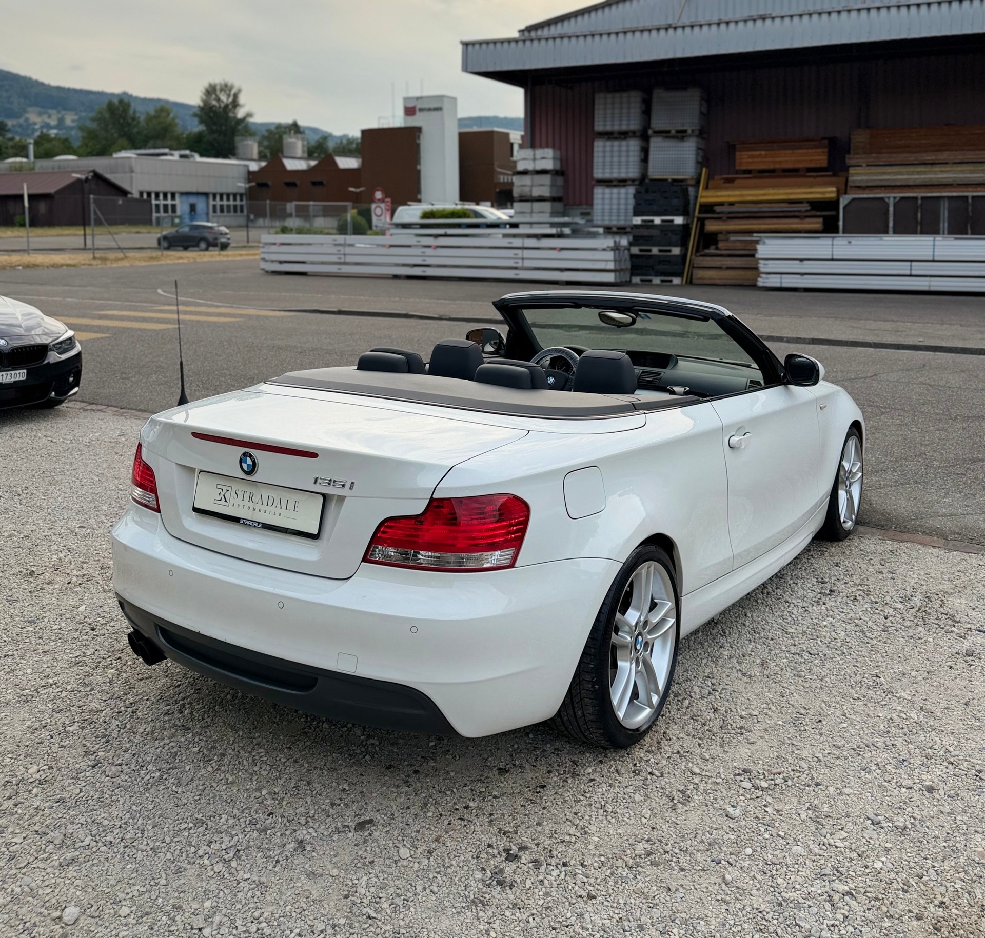 BMW 135i Cabrio DSG **M-Performance**-image-4