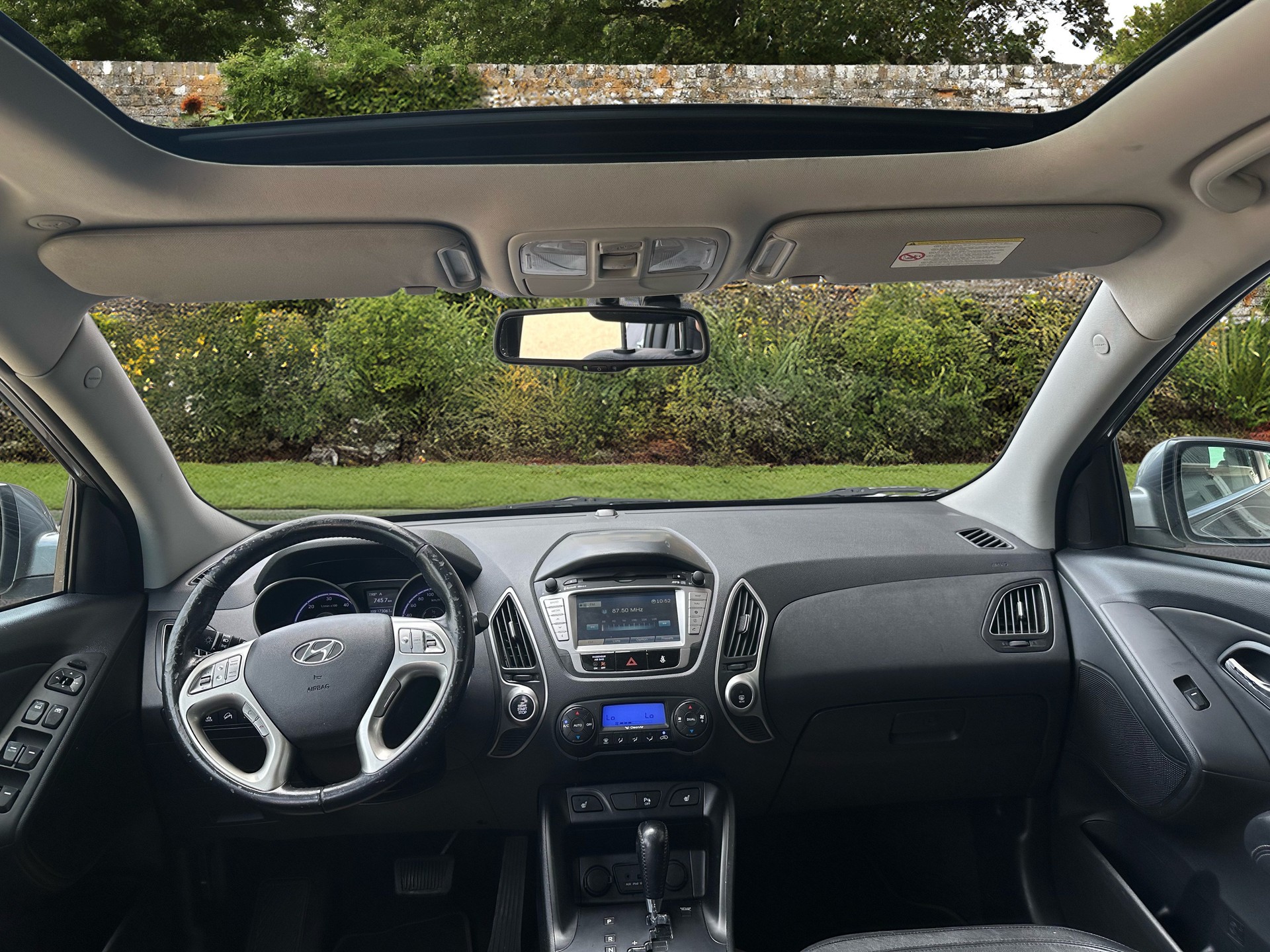 HYUNDAI iX 35 2.0 CRDi Premium 4WD Automatic-image-9