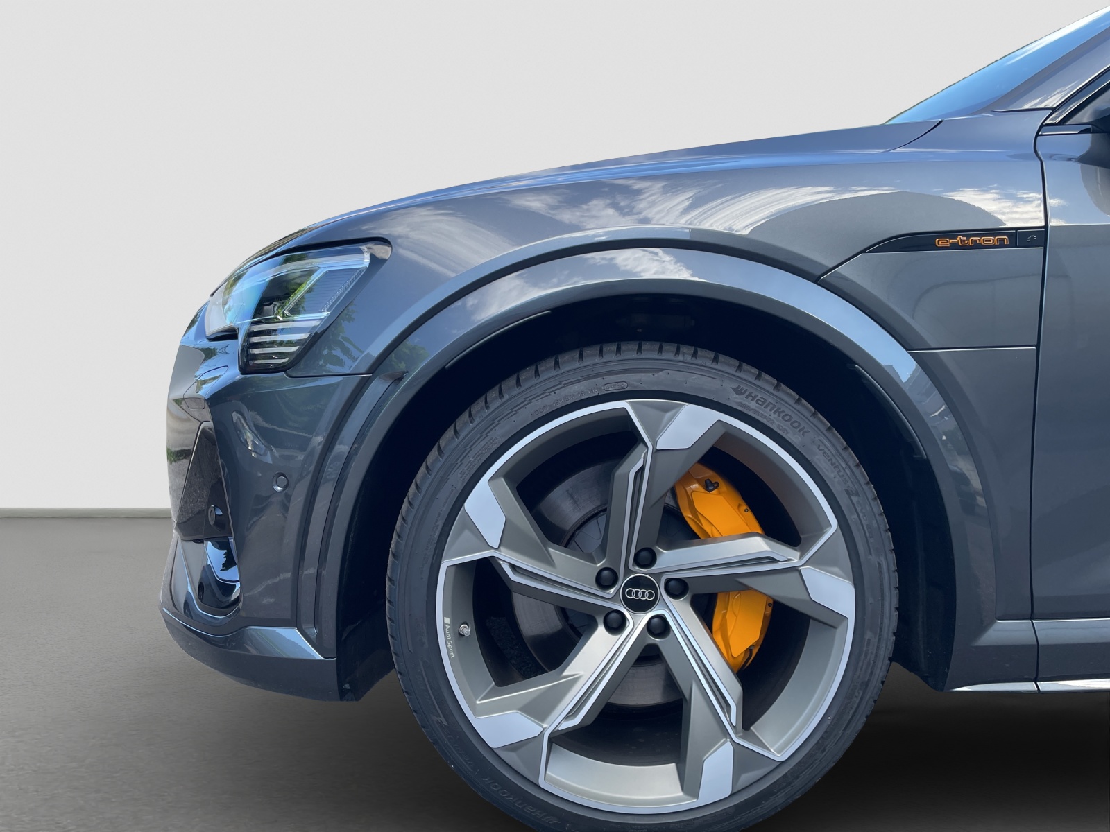 AUDI e-tron S Sportback quattro-image-4