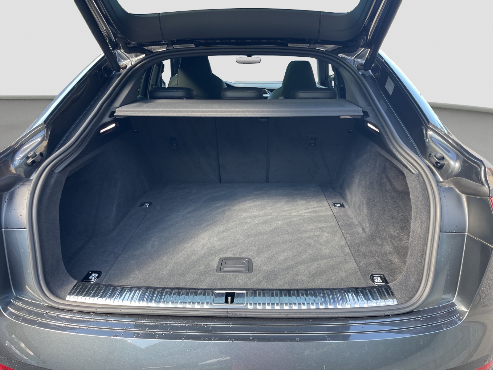 AUDI e-tron S Sportback quattro-image-9