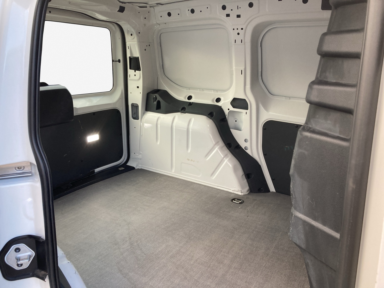 VW Caddy Cargo 2.0TDI 4Motion-image-11