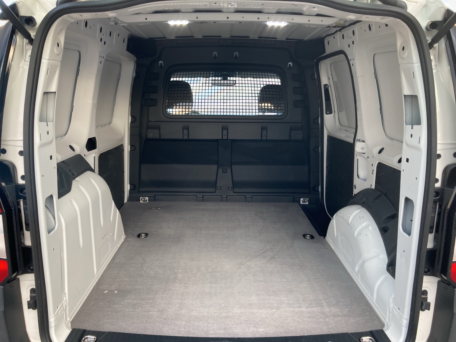 VW Caddy Cargo 2.0TDI 4Motion-image-12