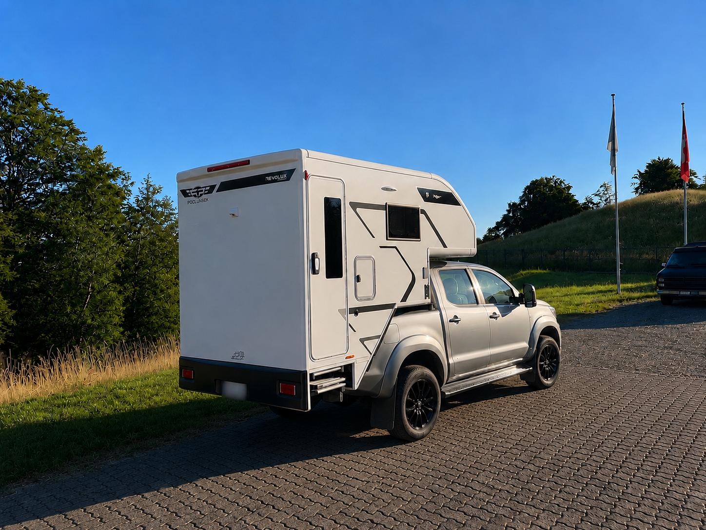 TOYOTA Hilux 3.0 4WD Sol Premium mit Kabine Revolux Ultra Light 2.5-image-1