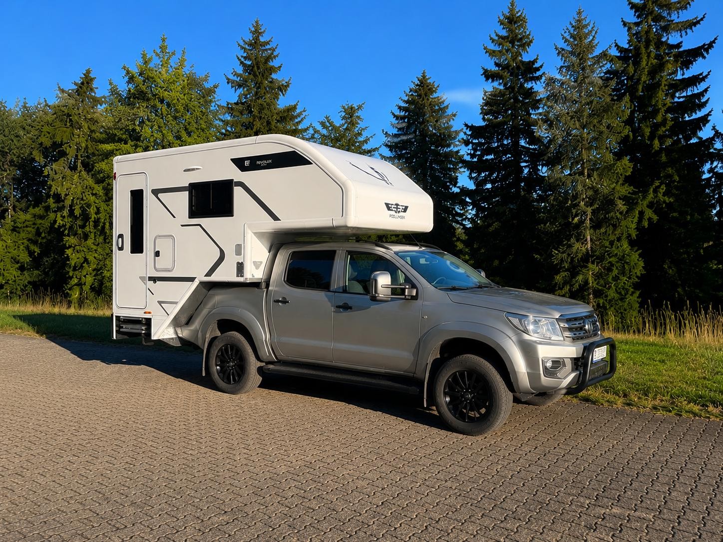 TOYOTA Hilux 3.0 4WD Sol Premium mit Kabine Revolux Ultra Light 2.5-image-0