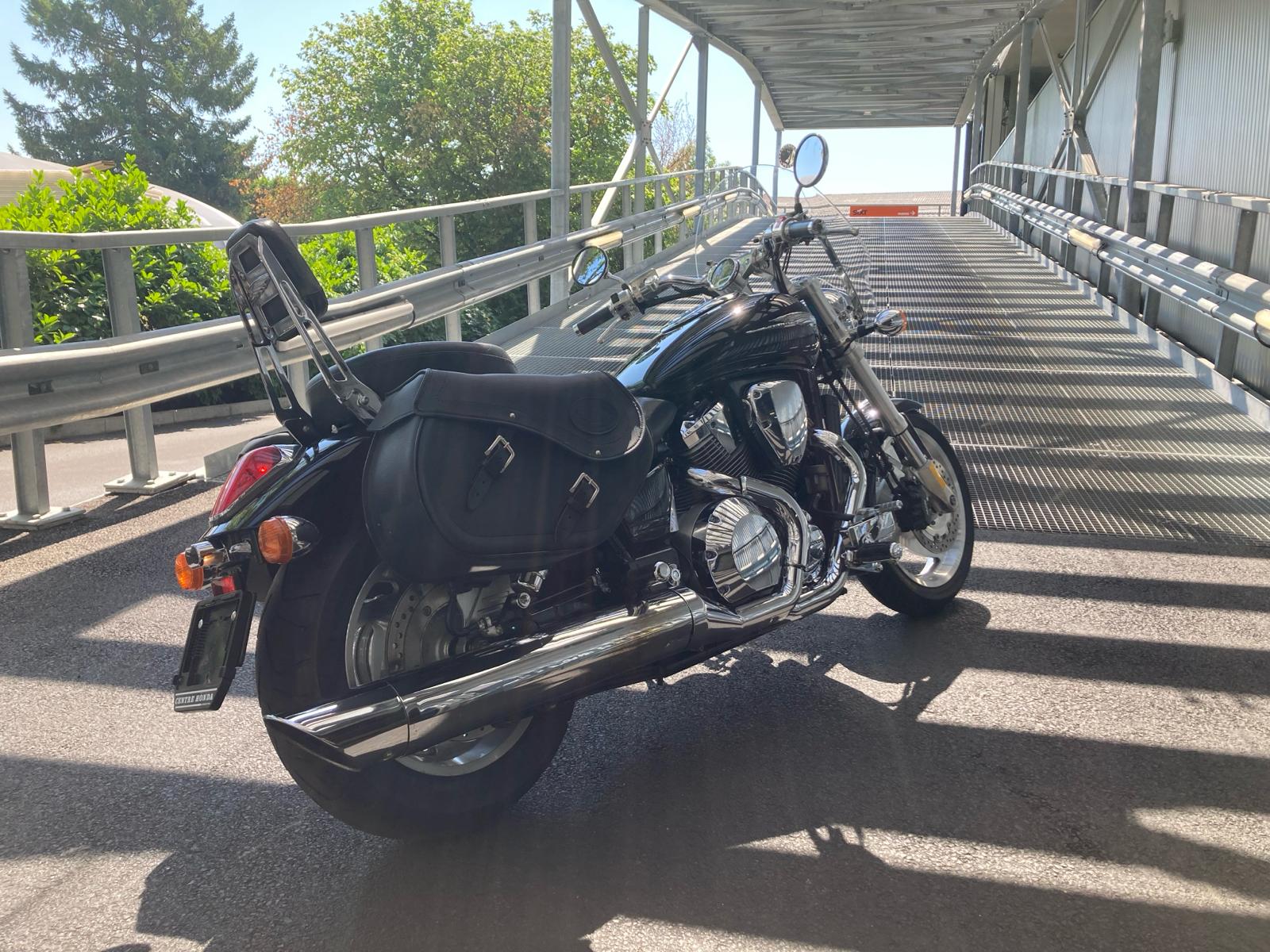 HONDA VTX 1800-showroom-element-3