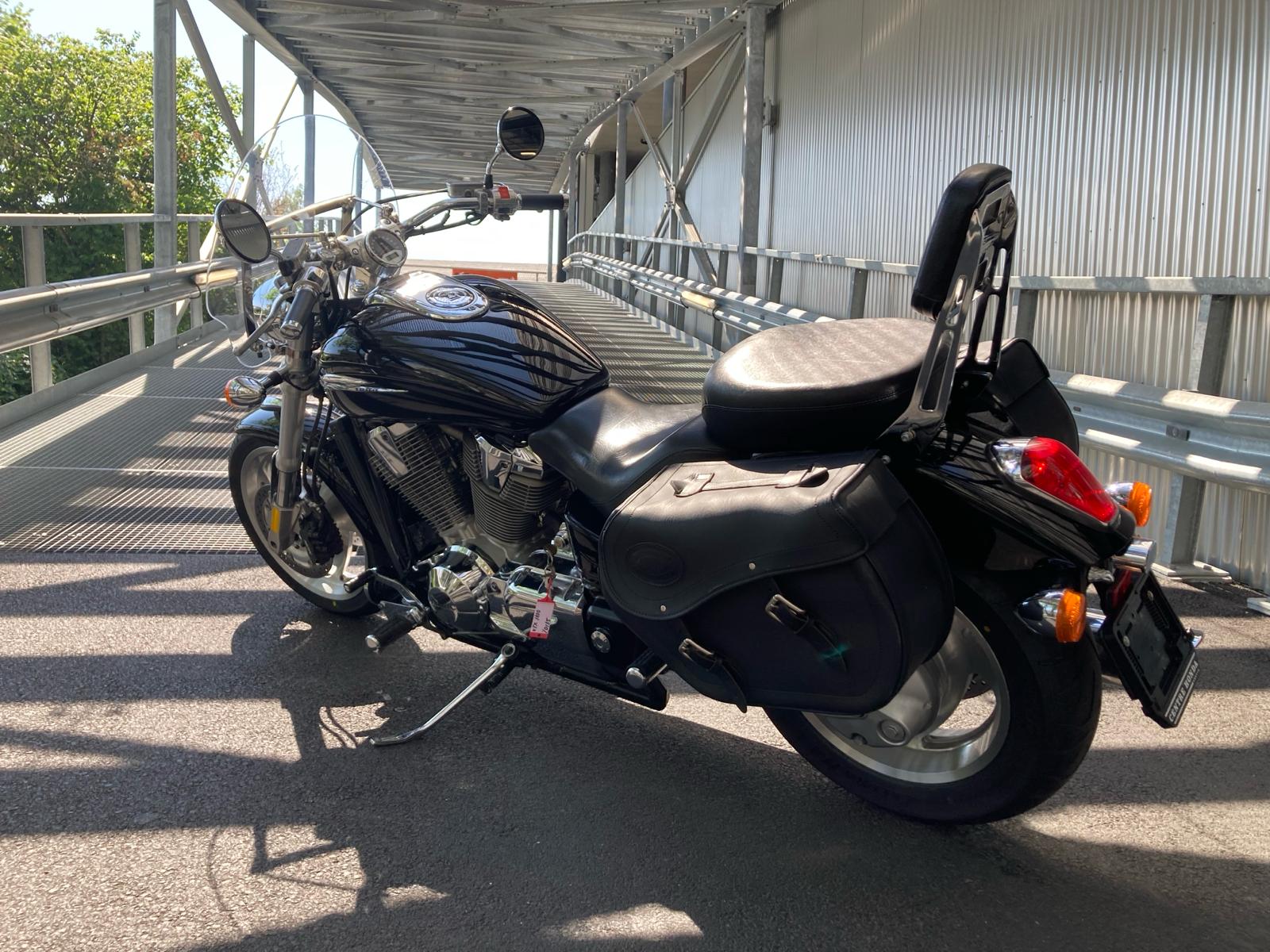 HONDA VTX 1800-showroom-element-2