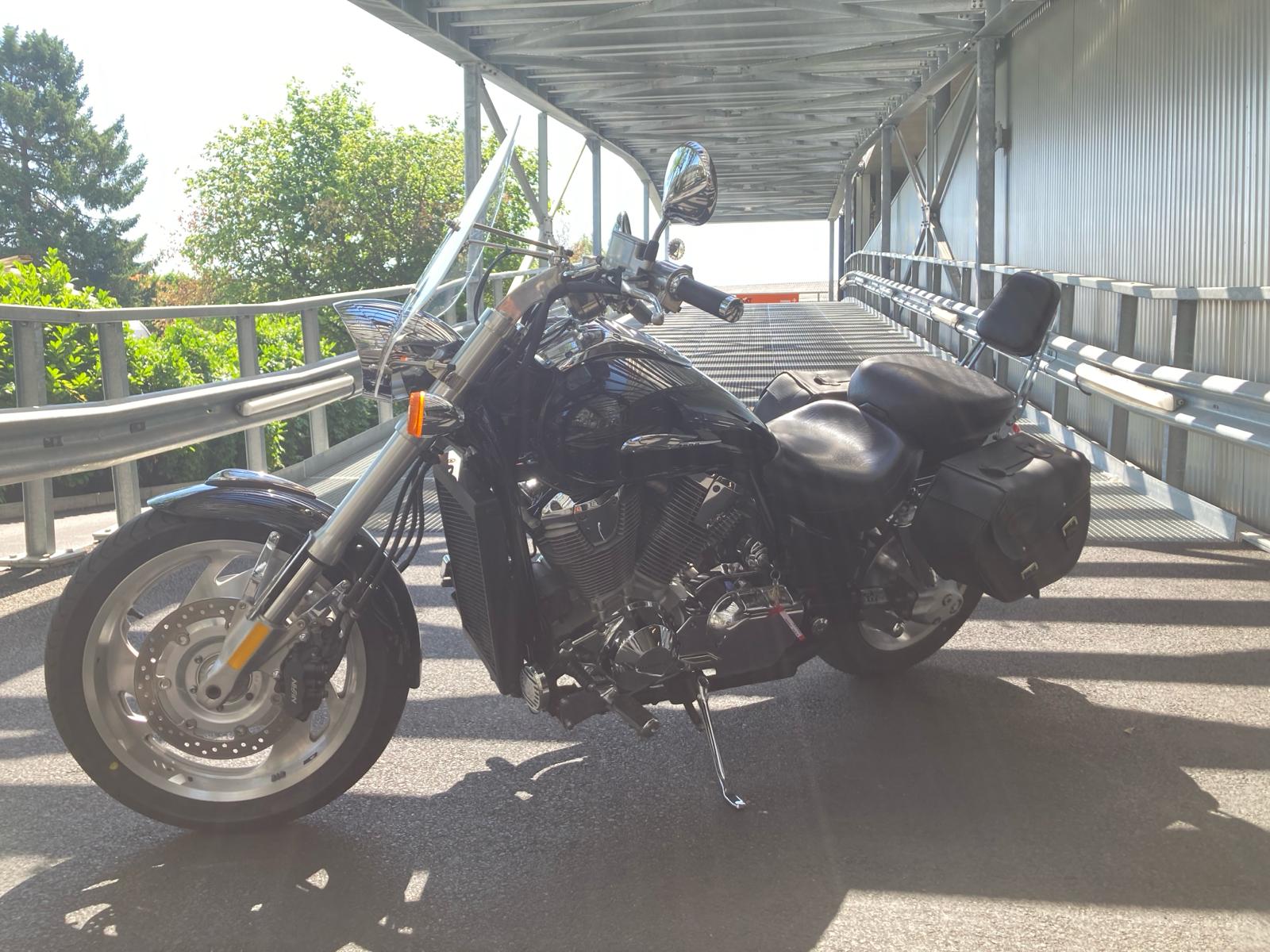 HONDA VTX 1800-showroom-element-1