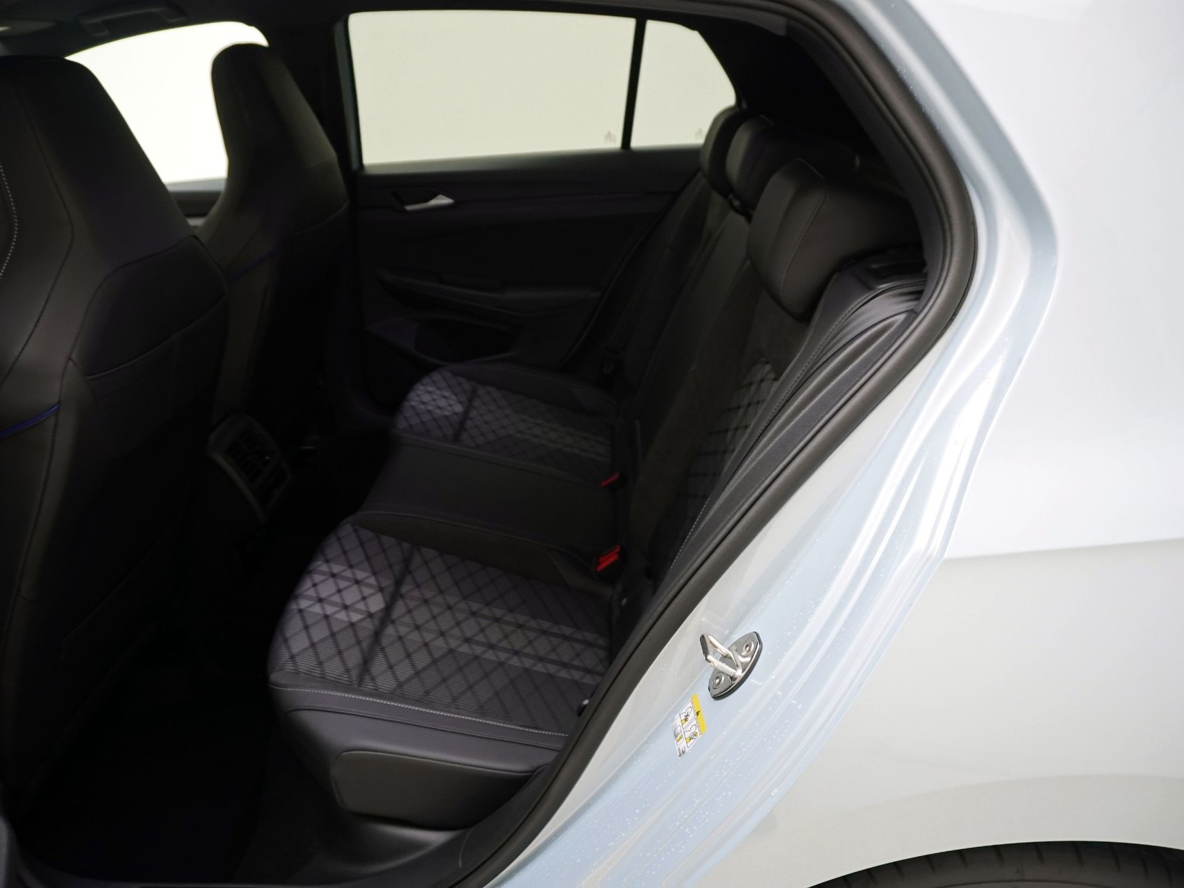 VW Golf VIII 1.5 eTSI R-Line DSG-image-13