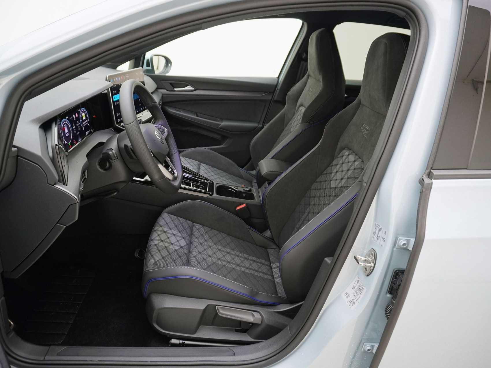 VW Golf VIII 1.5 eTSI R-Line DSG-image-11