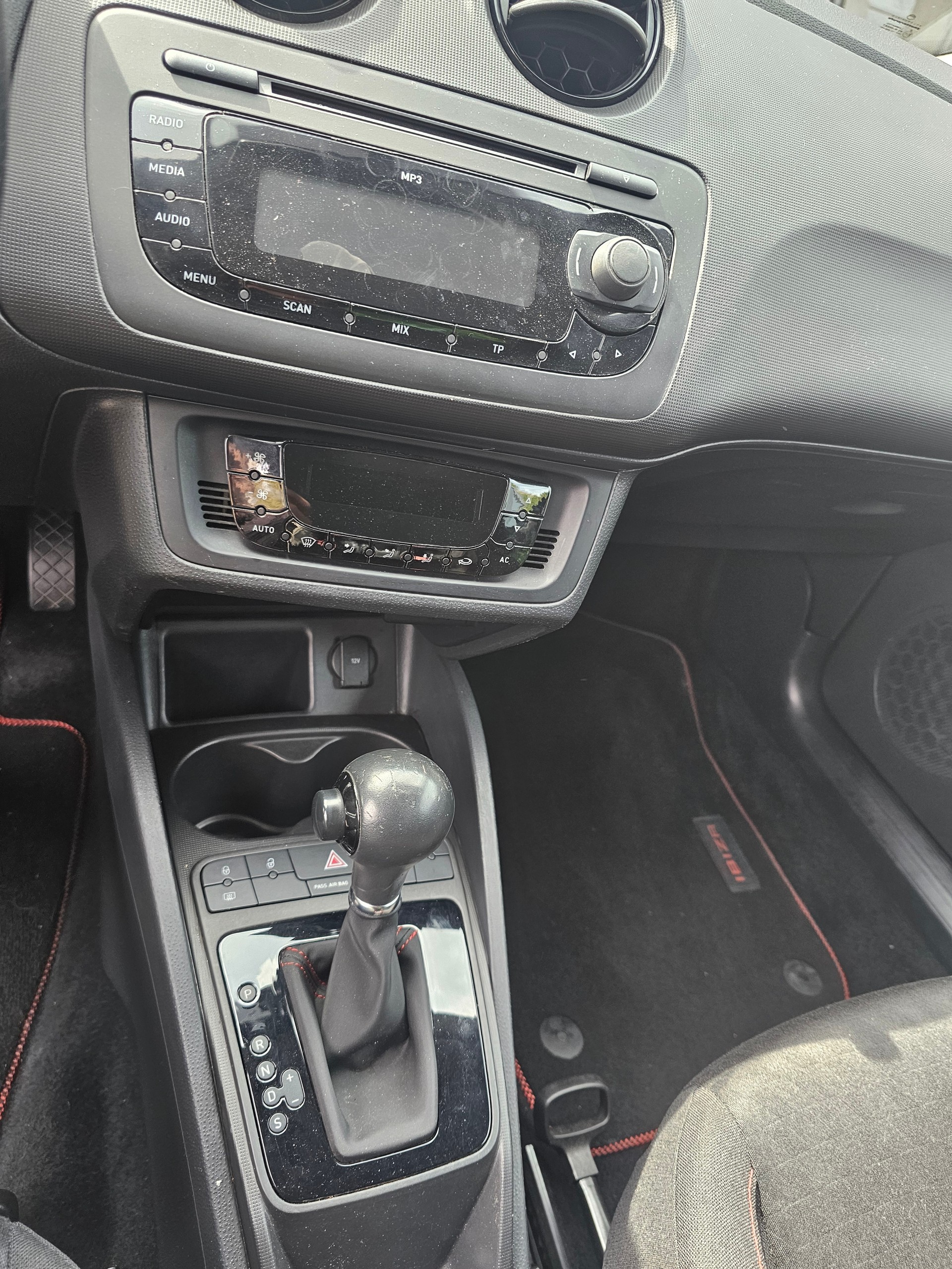 SEAT Ibiza SC 1.4 TSI FR DSG-image-8