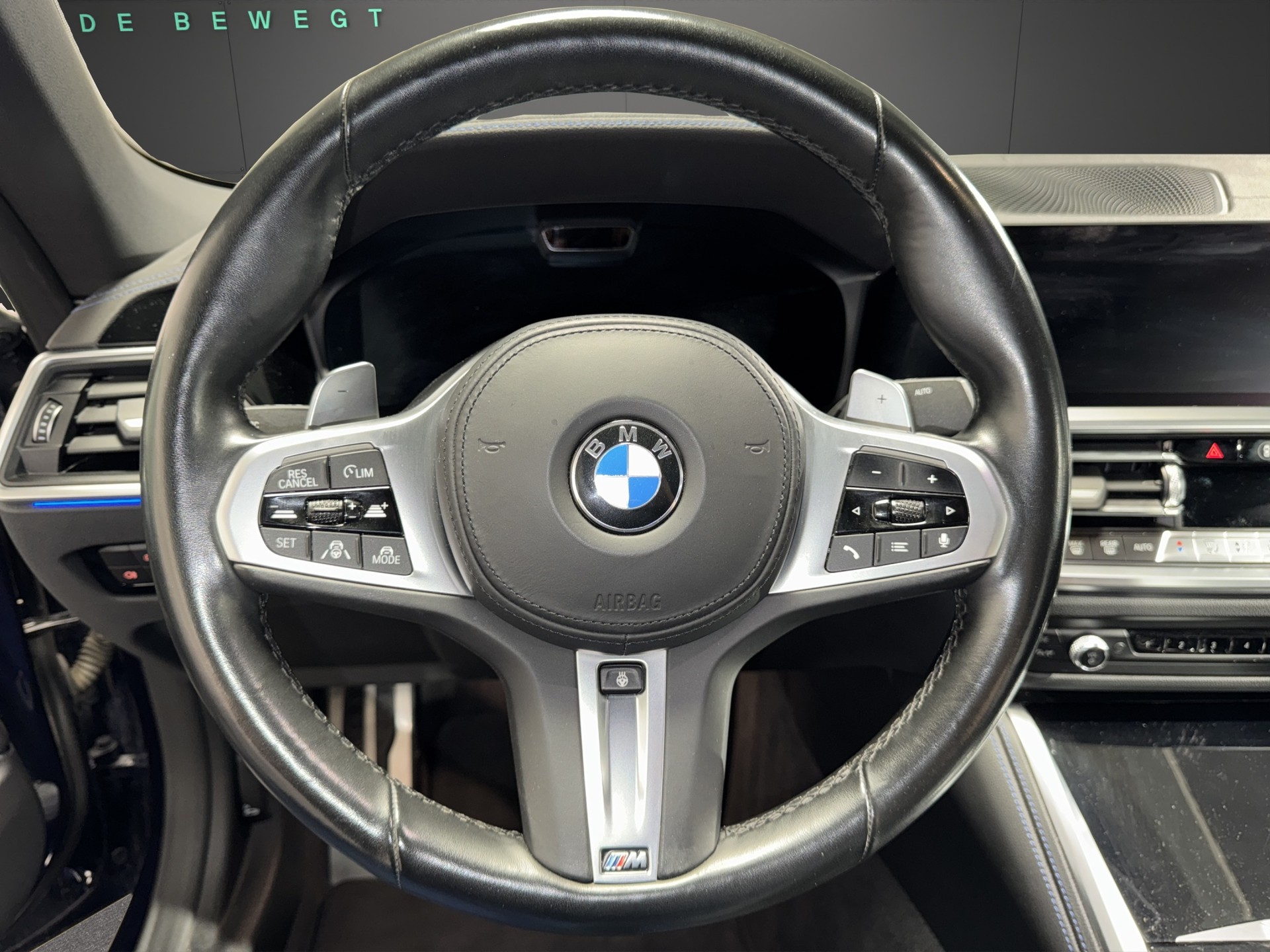 BMW M440i xDrive Cabrio-image-13