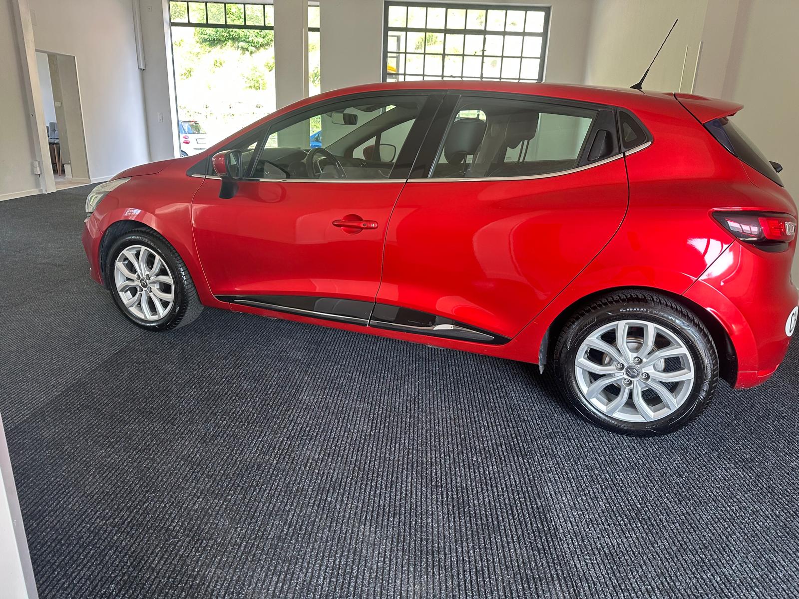 RENAULT Clio 0.9 Life-image-1