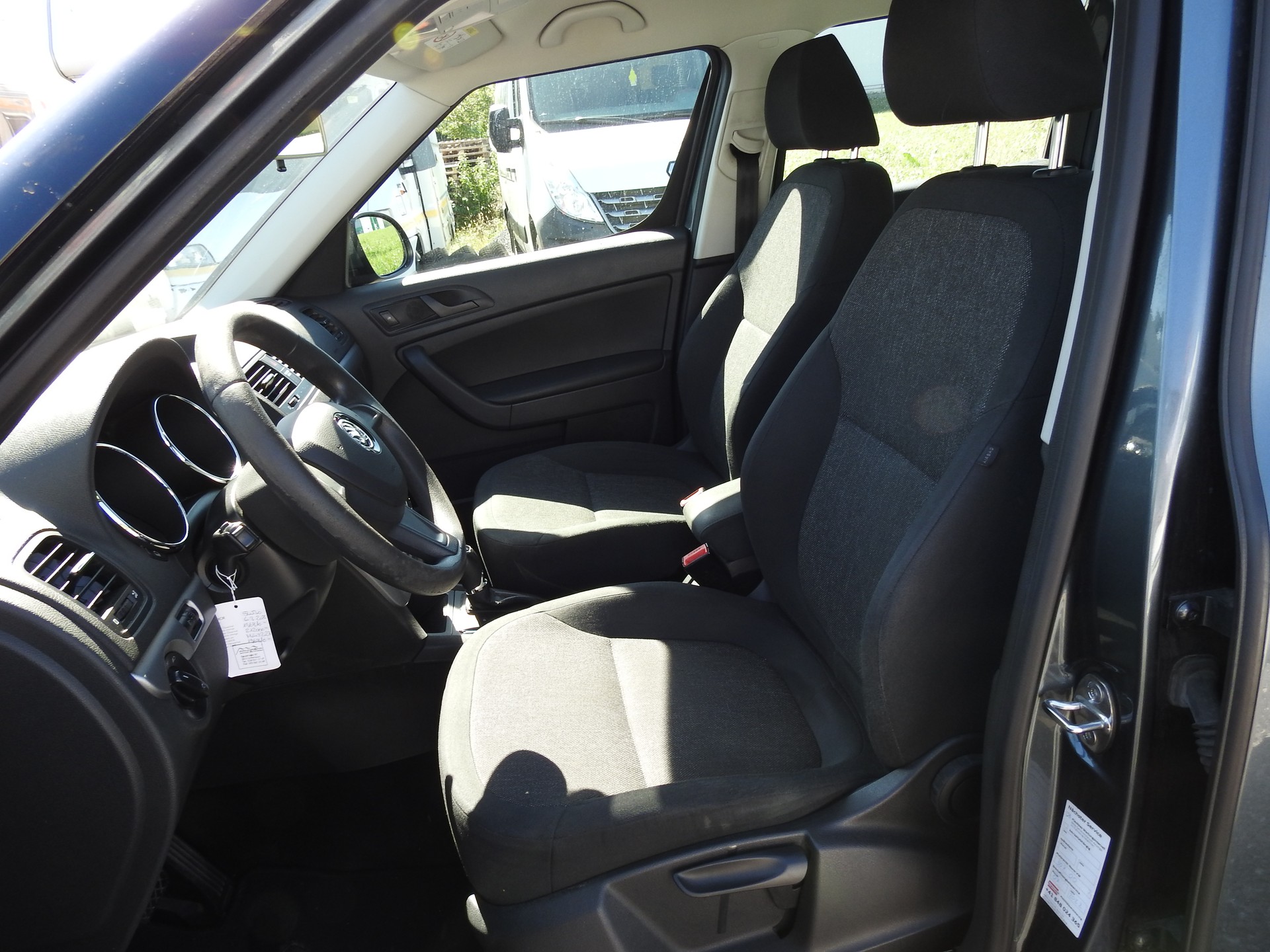 SKODA Yeti 1.8 TSI Ambition 4x4 DSG-image-13
