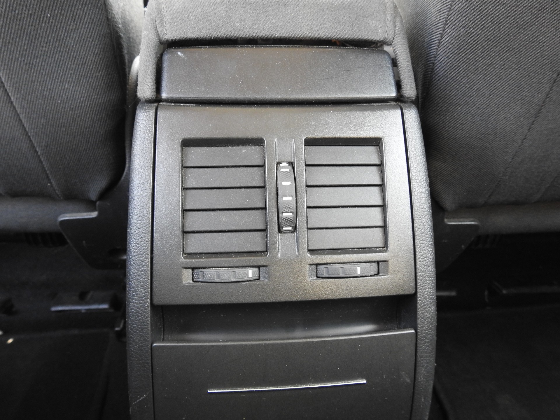 SKODA Yeti 1.8 TSI Ambition 4x4 DSG-image-17