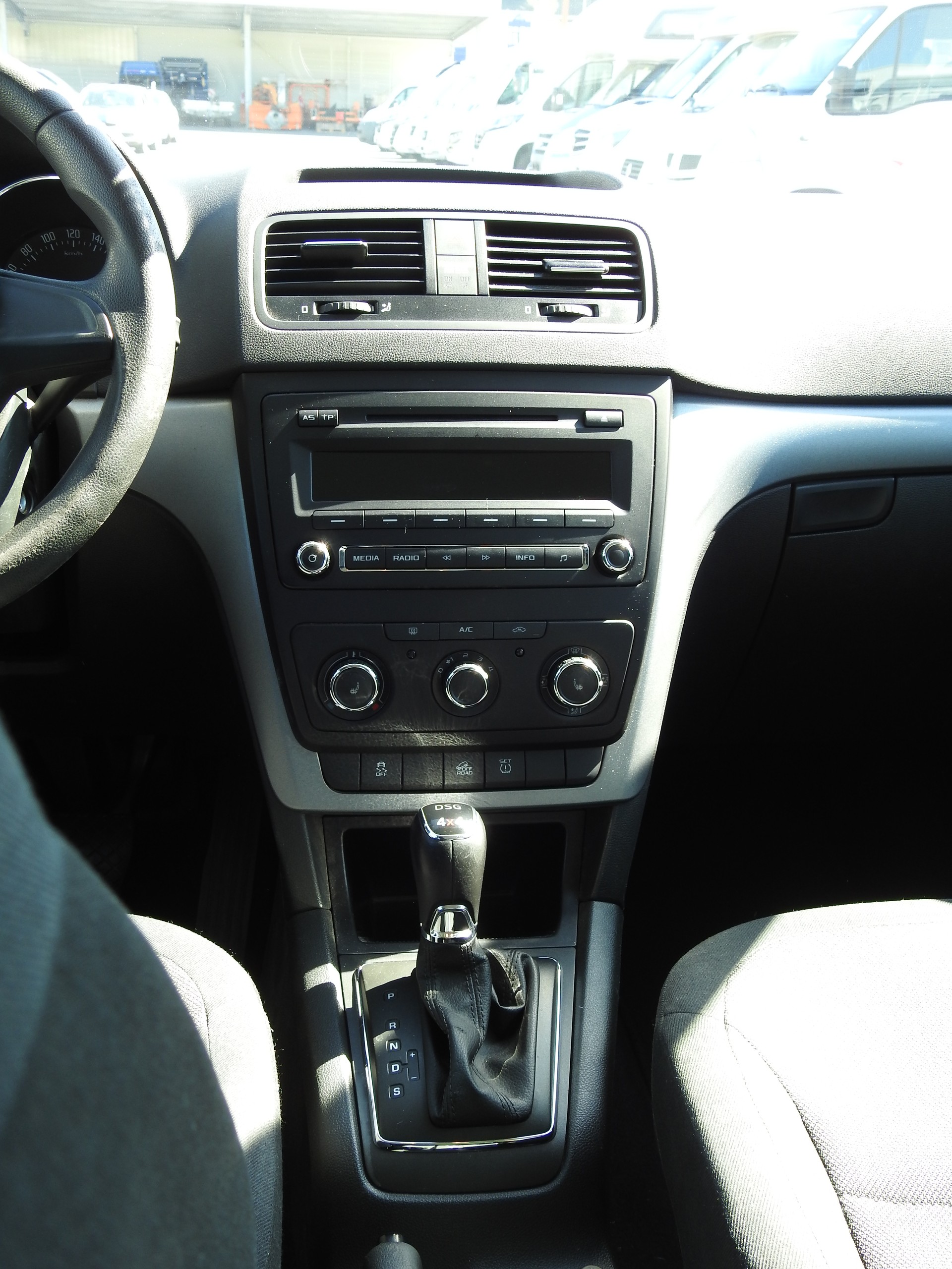SKODA Yeti 1.8 TSI Ambition 4x4 DSG-image-19