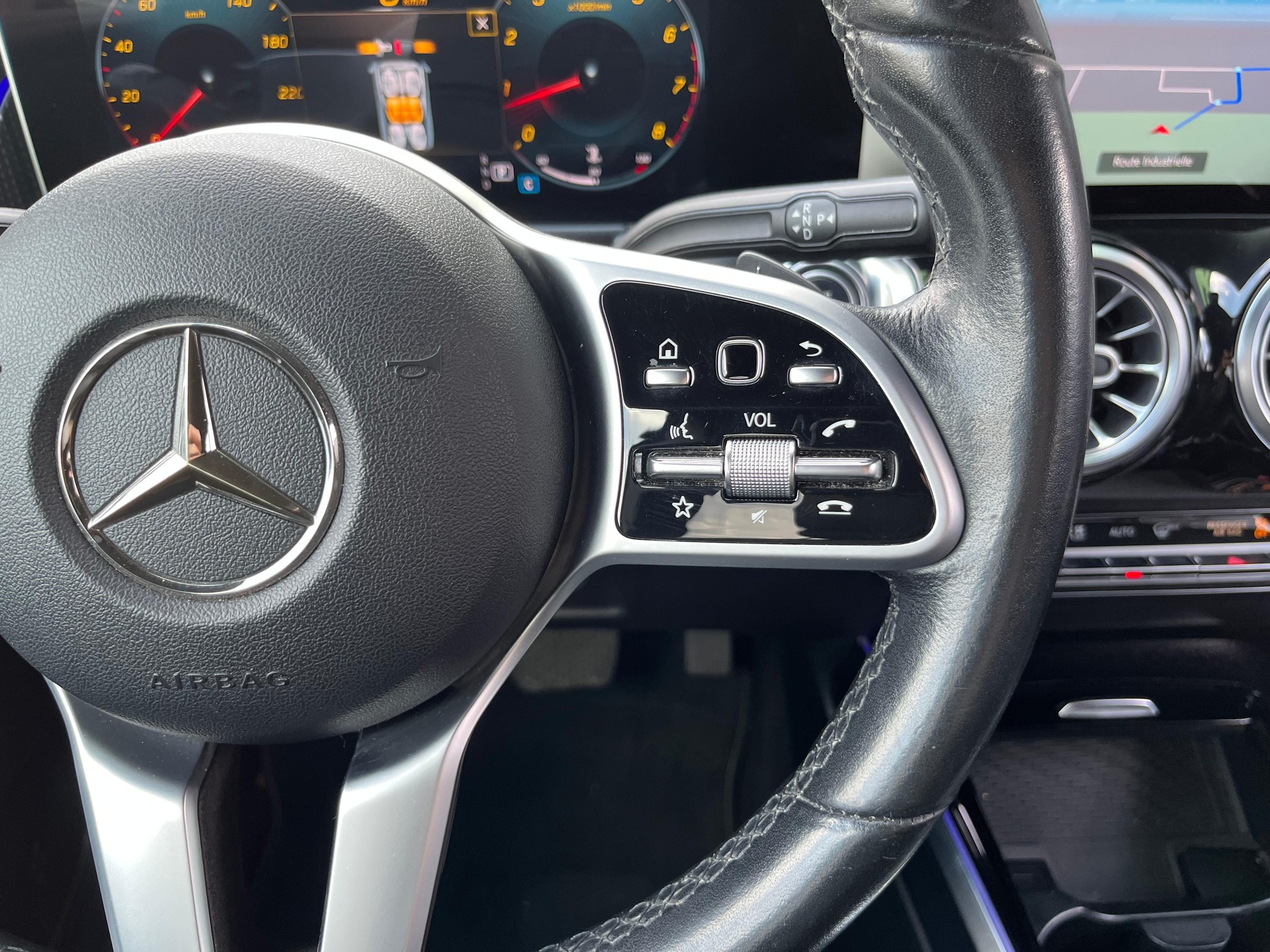 MERCEDES-BENZ GLB 250 4Matic Progressive 8G-Tronic-image-21