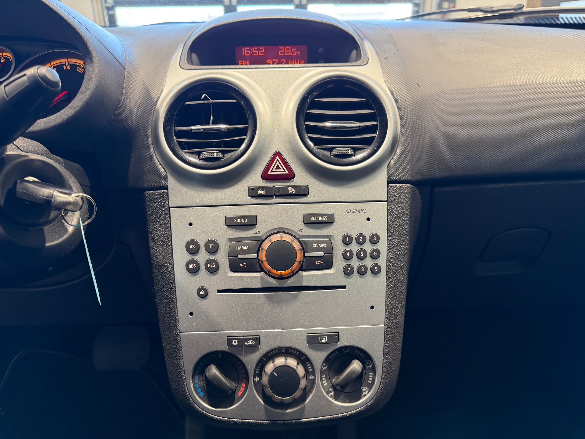 OPEL Corsa 1.4 TP Enjoy Automatic-image-15