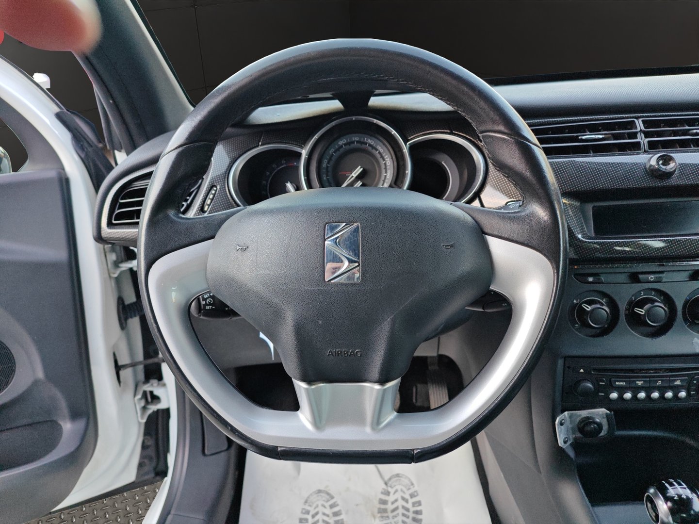 DS AUTOMOBILES DS3 1.2 VTi SO Chic – Non expertisée, commodo à changer, vendue dans l'état-image-10