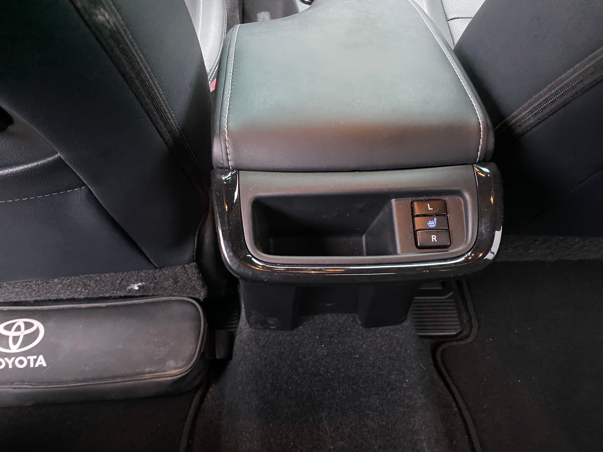 TOYOTA Hilux 2.8D-4D Invincible Double Cab 4x4 A-image-8