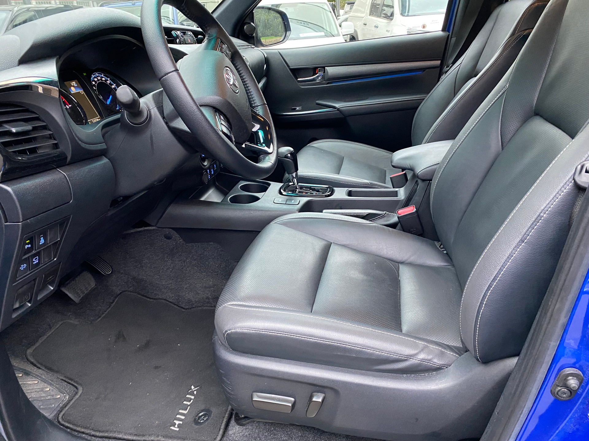 TOYOTA Hilux 2.8D-4D Invincible Double Cab 4x4 A-image-2