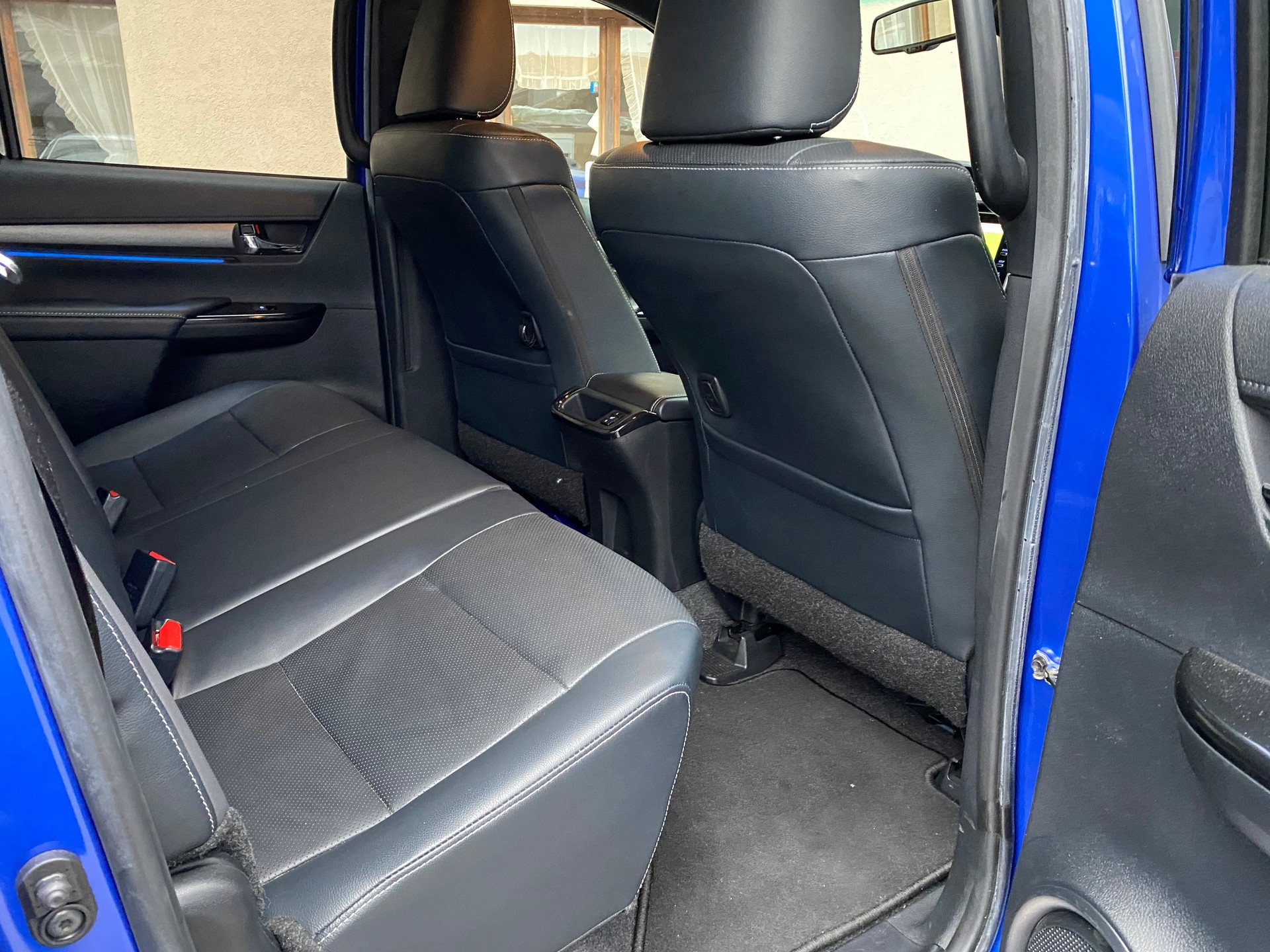 TOYOTA Hilux 2.8D-4D Invincible Double Cab 4x4 A-image-9
