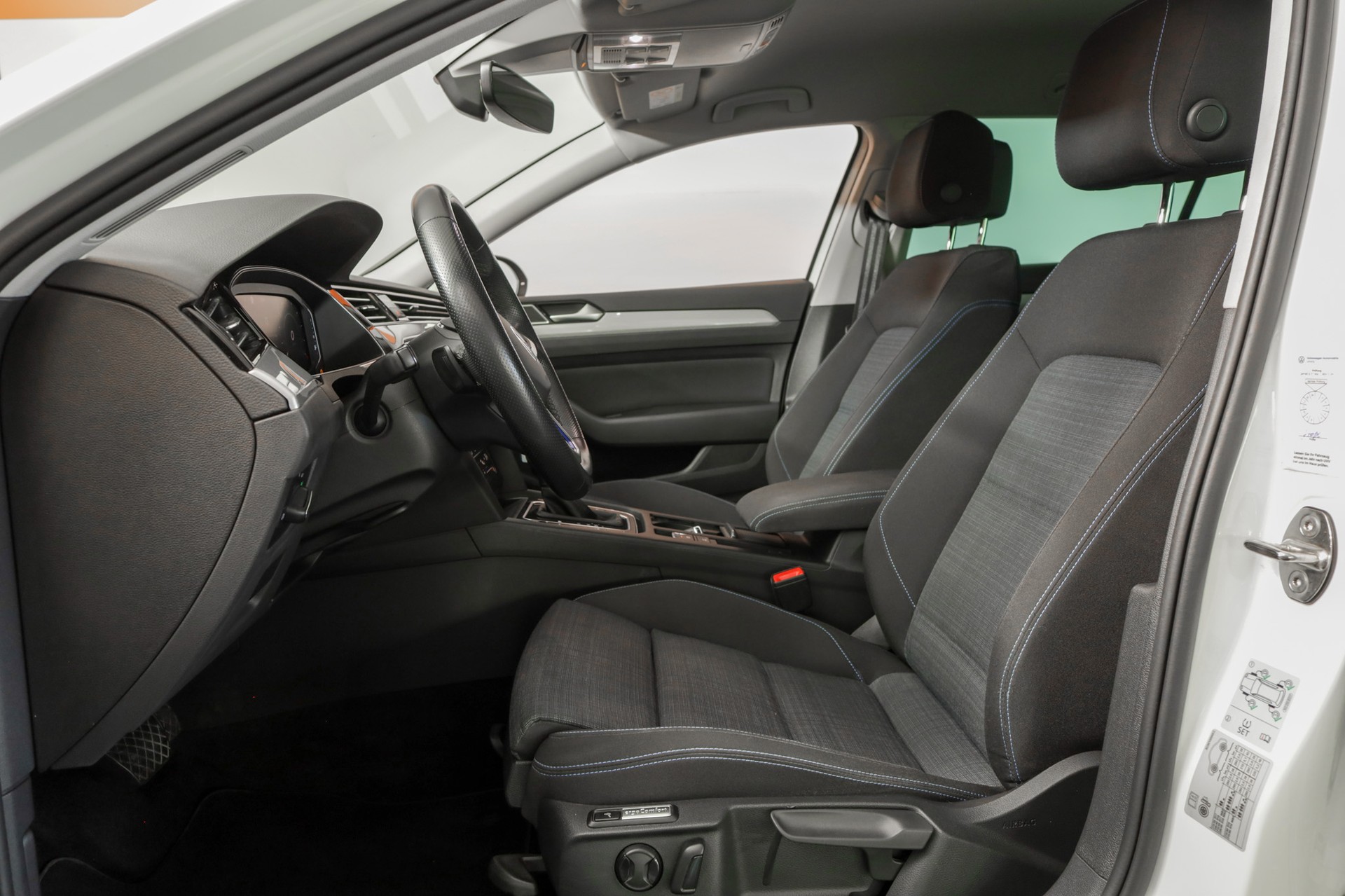 VW Passat Variant 1.4 TSI GTE Hybrid DSG * Attelage * Discover Pro-image-13