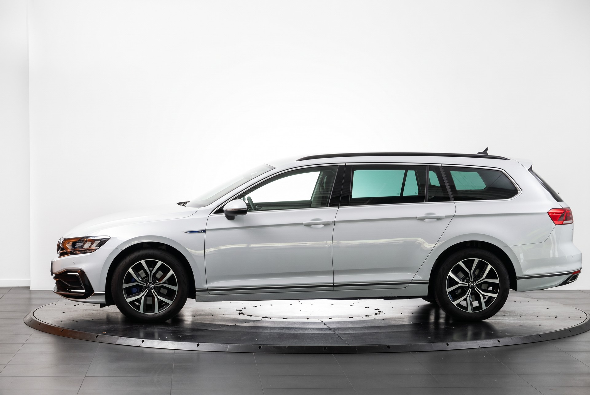 VW Passat Variant 1.4 TSI GTE Hybrid DSG * Attelage * Discover Pro-image-6