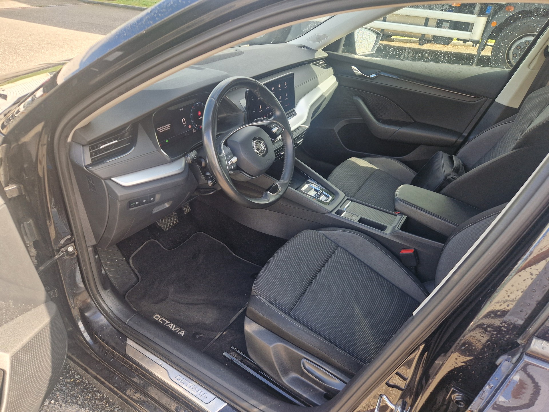 SKODA Octavia Combi 2.0 TSI Ambition DSG 4x4-image-7