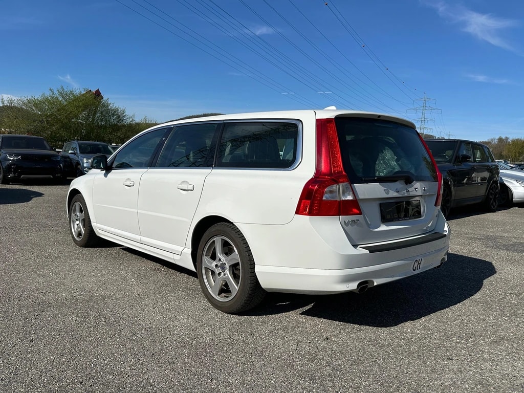 VOLVO V70 D5 AWD Momentum Geartronic-image-3