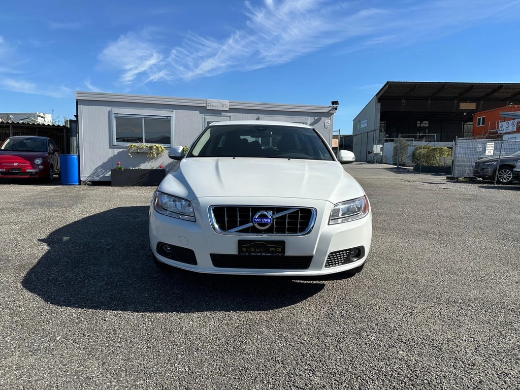 VOLVO V70 D5 AWD Momentum Geartronic-image-1