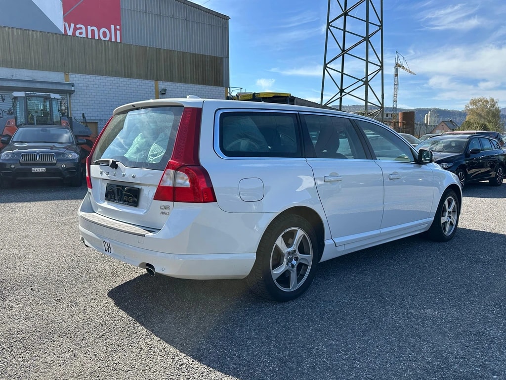 VOLVO V70 D5 AWD Momentum Geartronic-image-5