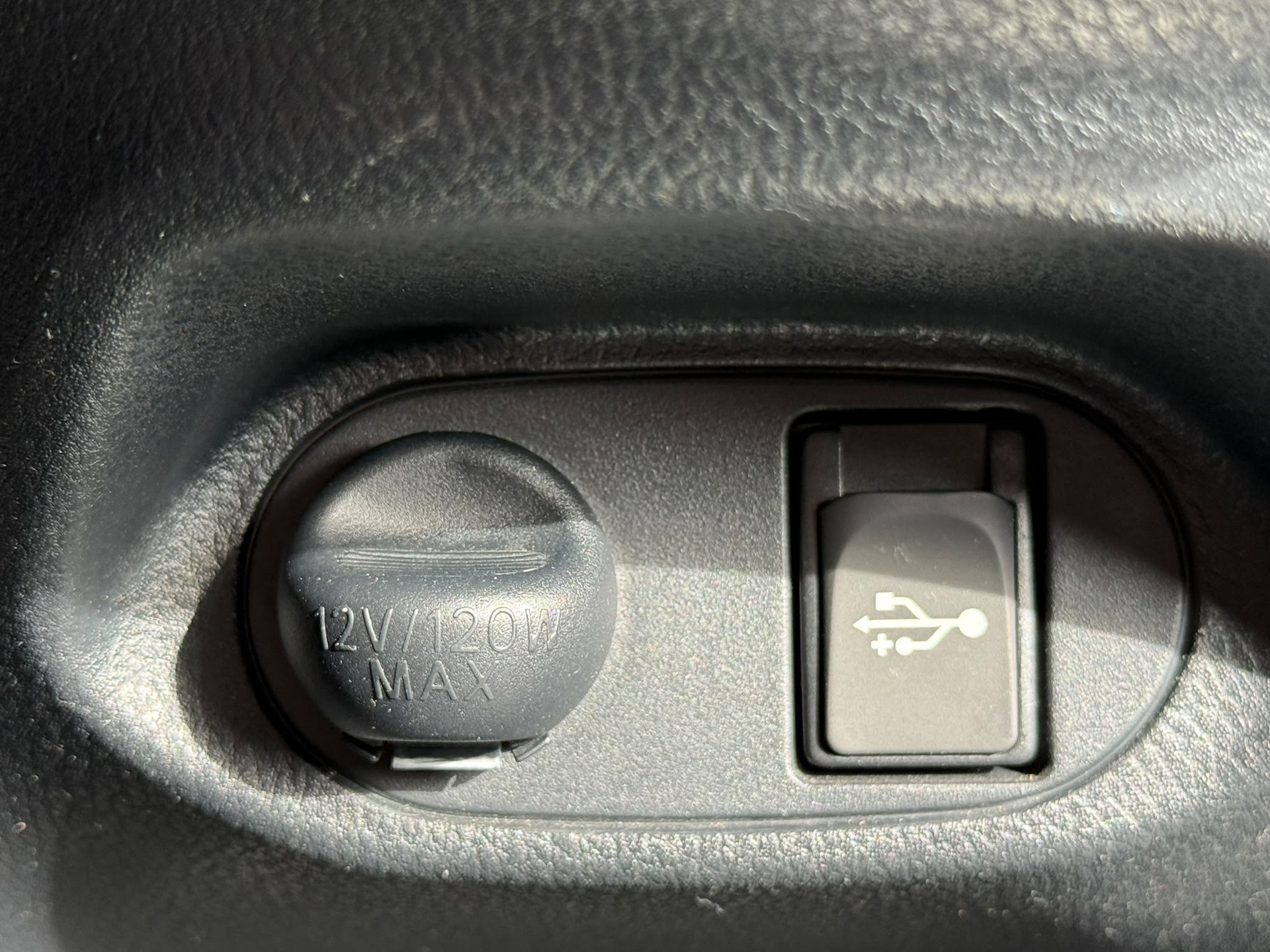 TOYOTA Yaris 1.5 VVT-i HSD Sol Premium-image-21