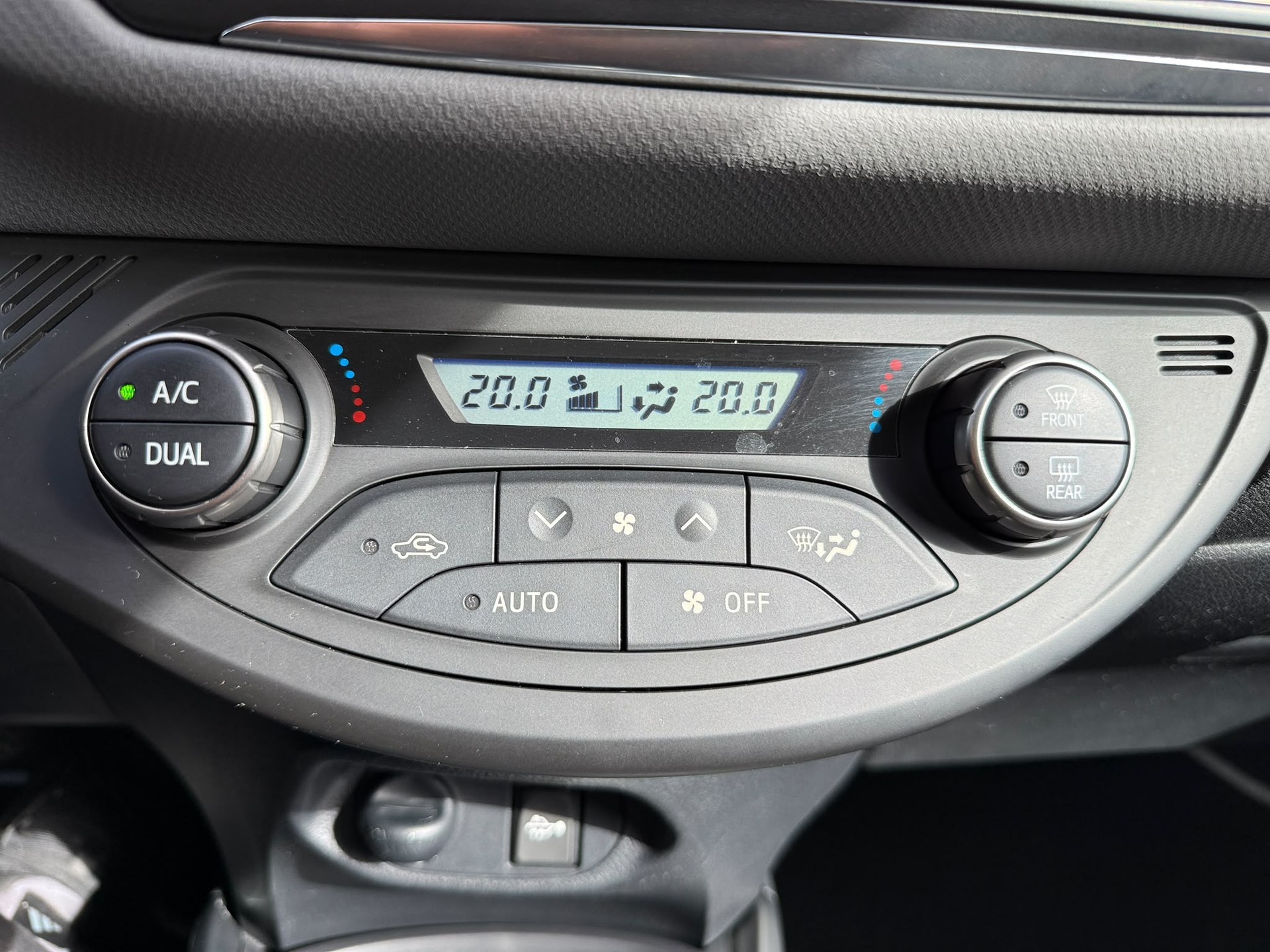 TOYOTA Yaris 1.5 VVT-i HSD Sol Premium-image-20