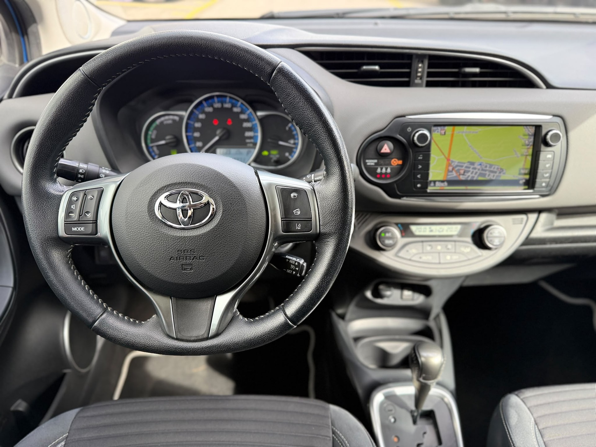 TOYOTA Yaris 1.5 VVT-i HSD Sol Premium-image-12