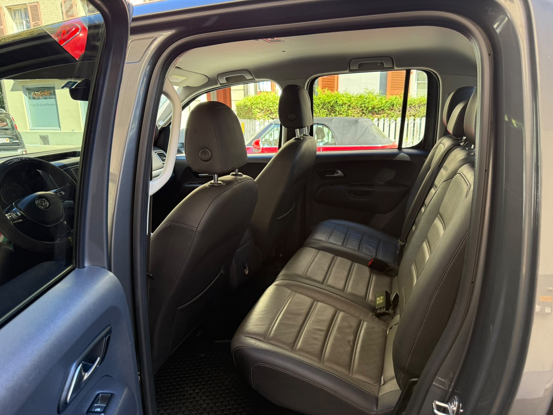 VW Amarok 3.0TDI Crossline 4Motion Automatic-image-12