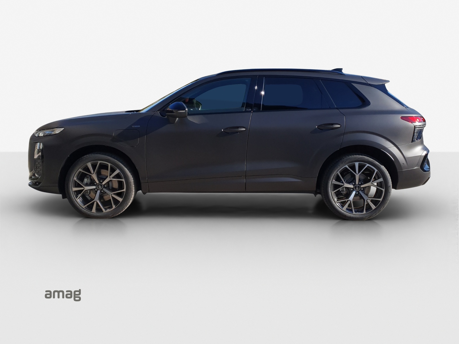 AUDI Q3 SUV e-hybrid 200 kW S tronig-image-1