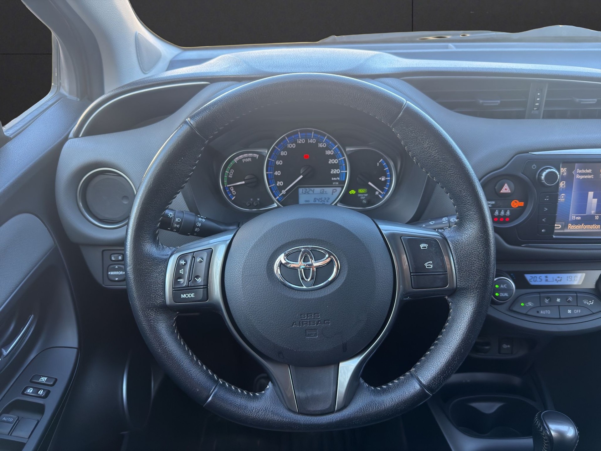 TOYOTA Yaris 1.5 VVT-i Hybrid Trend e-CVT-image-10