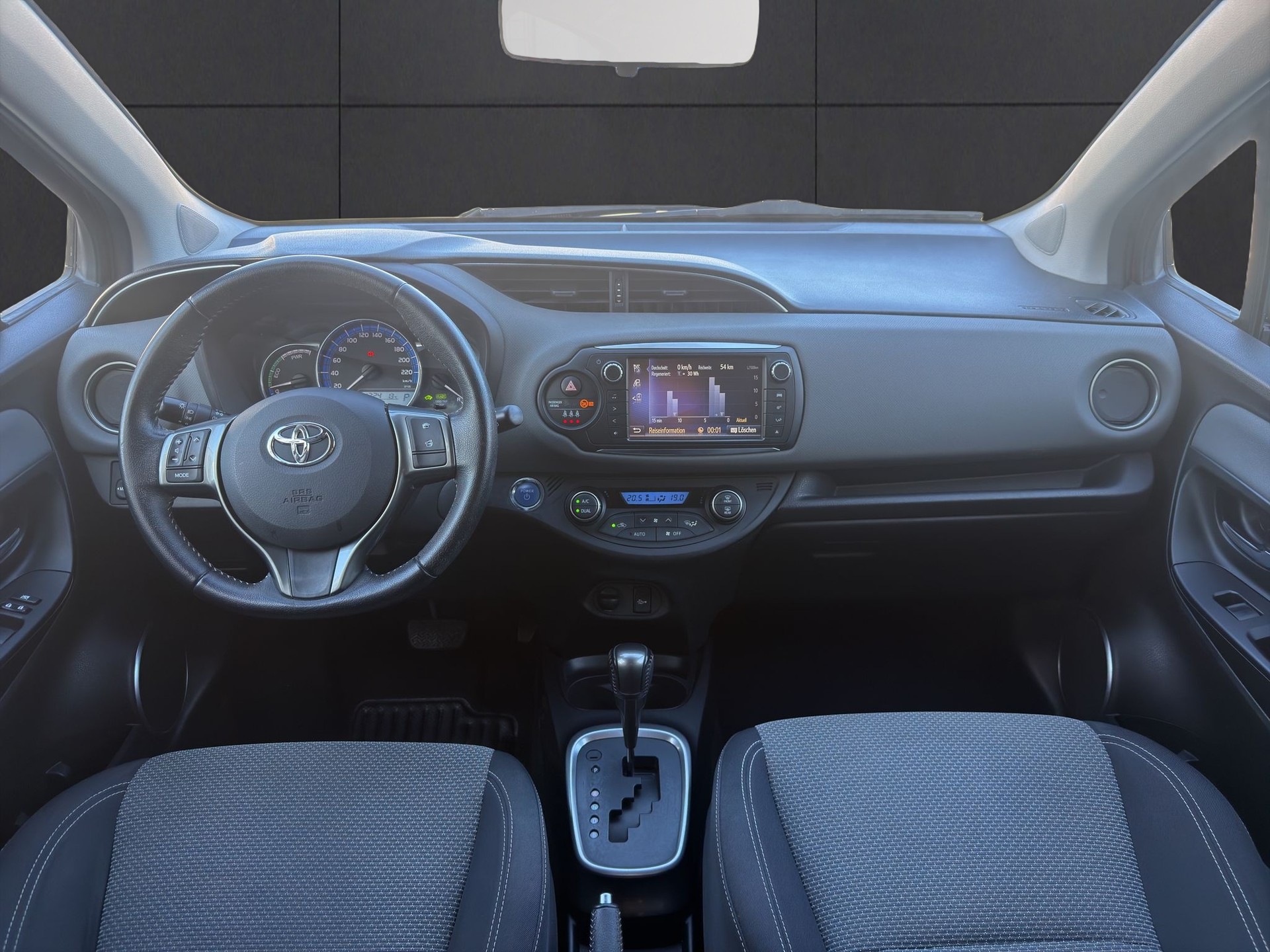 TOYOTA Yaris 1.5 VVT-i Hybrid Trend e-CVT-image-9